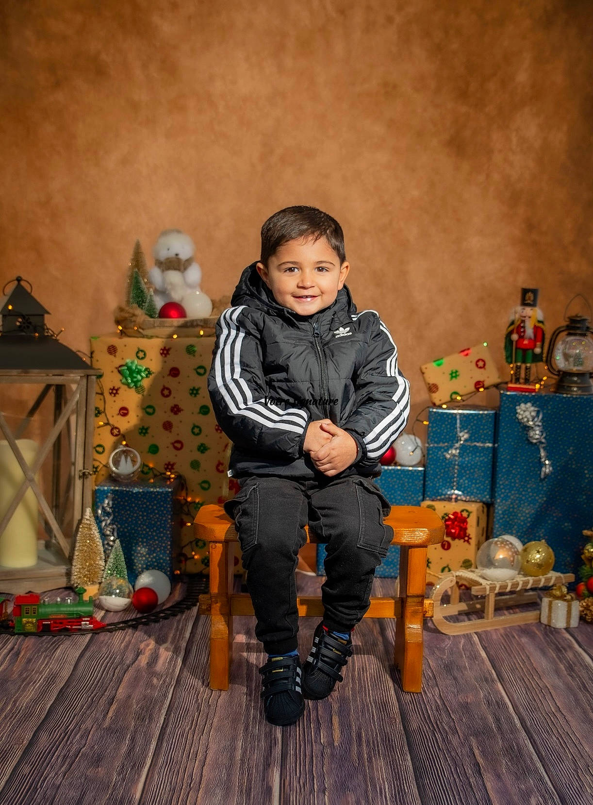 Waylon participe au concours pour gagner de l'argent avec cette photo : bag, boot, child, event, flash_photography, flooring, fun, happy, hardwood, hoodie, joy, leisure, person, play, room, sitting, toddler, varnish, visual_arts, wood