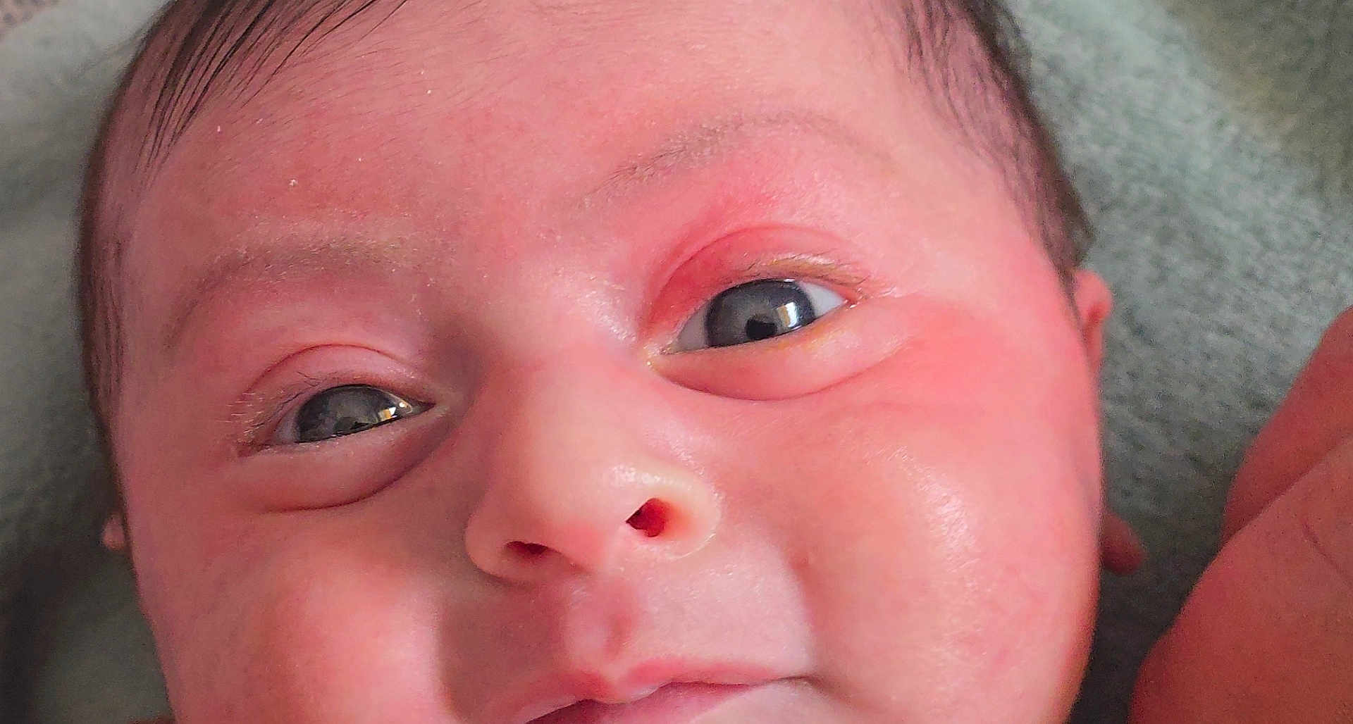 Alice a rejoint le concours — aidez-le/la à gagner de superbes lots ! baby, face, close_up, skin, eyes, infant, newborn, expression, cute, child, portrait, person, human, head, cheeks, nose, mouth, eyelashes, soft, young