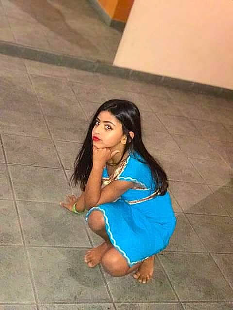 Tounes a rejoint le concours — aidez-le/la à gagner de superbes lots ! abdomen, black_hair, cool, finger, fun, girl, hairstyle, hand, human_body, human_hair_color, lady, leg, long_hair, mouth, navel, person, photo_shoot, shoulder, sitting, thigh