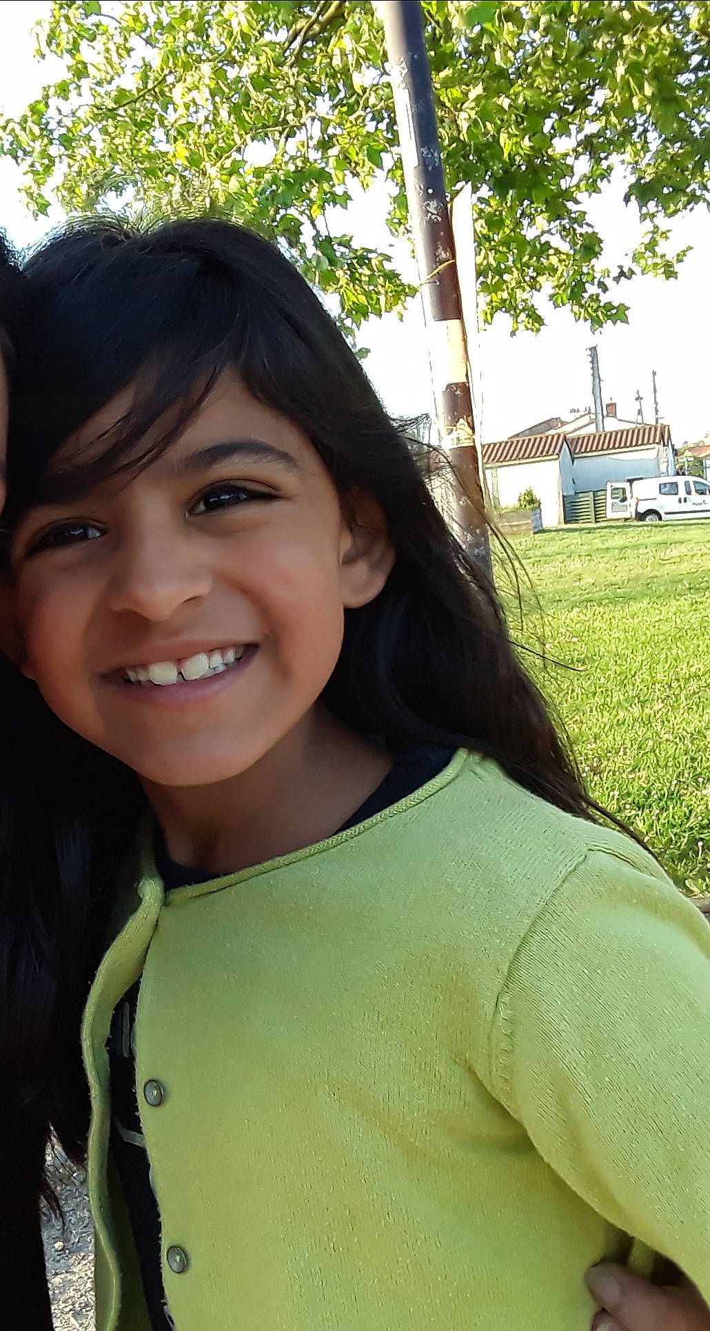 Tounes a rejoint le concours — aidez-le/la à gagner de superbes lots ! beauty, black_hair, brown_hair, emotion, eye, face, facial_expression, fun, girl, grass, green, hair, hairstyle, happiness, joy, lady, long_hair, person, skin, smile