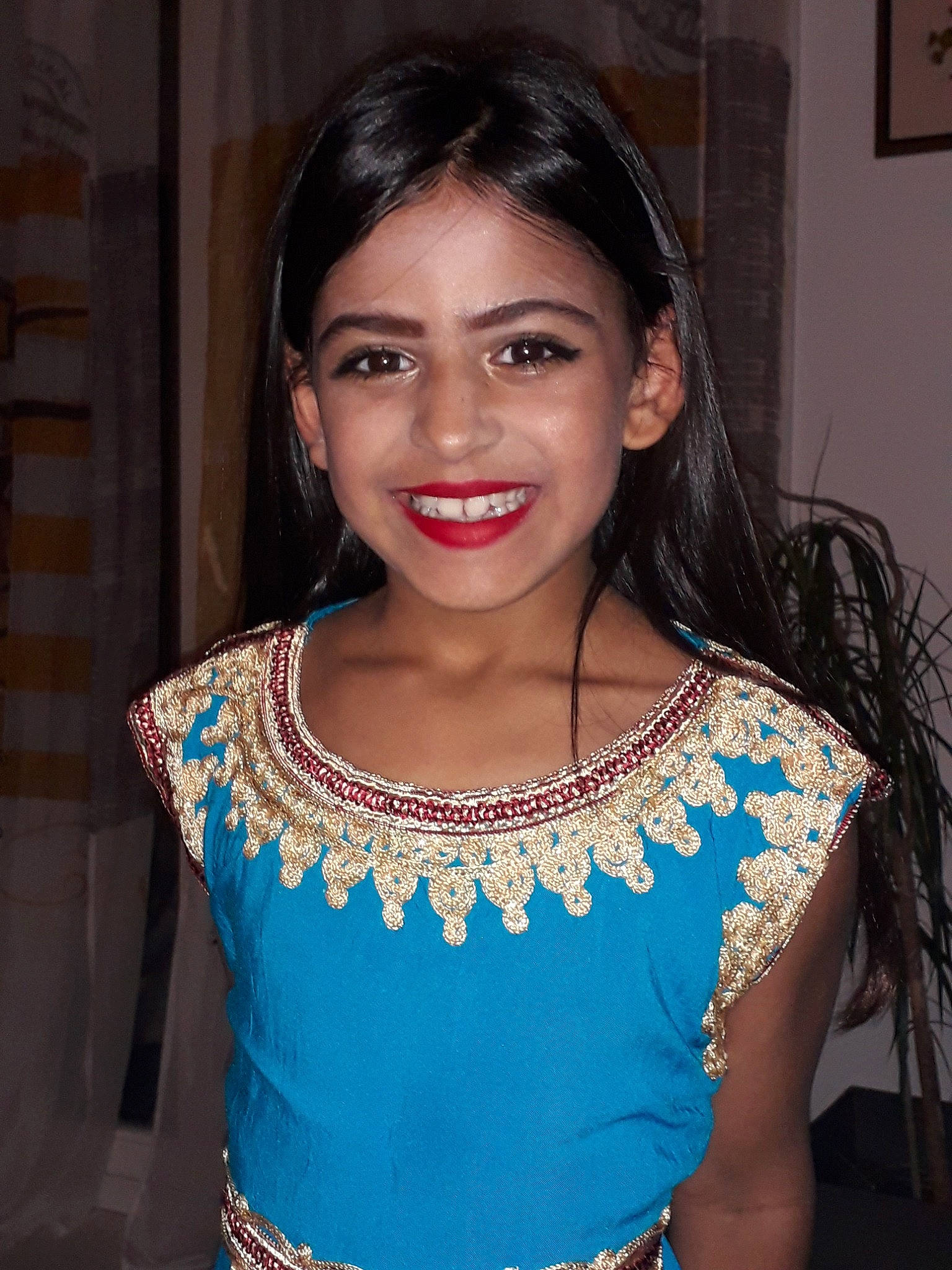 Tounes a rejoint le concours — aidez-le/la à gagner de superbes lots ! abdomen, beauty, black_hair, brown_hair, cheek, cool, fashion, fashion_accessory, fashion_model, girl, hairstyle, jewellery, joy, lady, long_hair, neck, person, photo_shoot, sari, shoulder