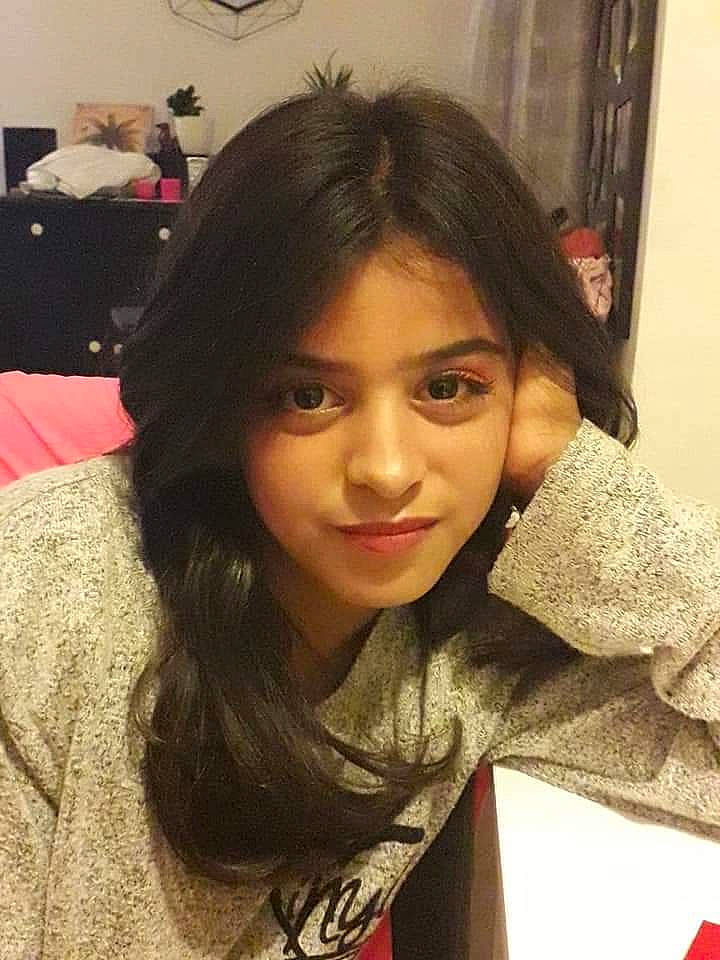 Tounes participe au concours pour gagner de l'argent avec cette photo : bed, bedroom, black_hair, cheek, cool, eyebrow, forehead, hairstyle, iris, joy, lamp, linens, lip, person, picture_frame, pillow, portrait, portrait_photography, selfie, sweater