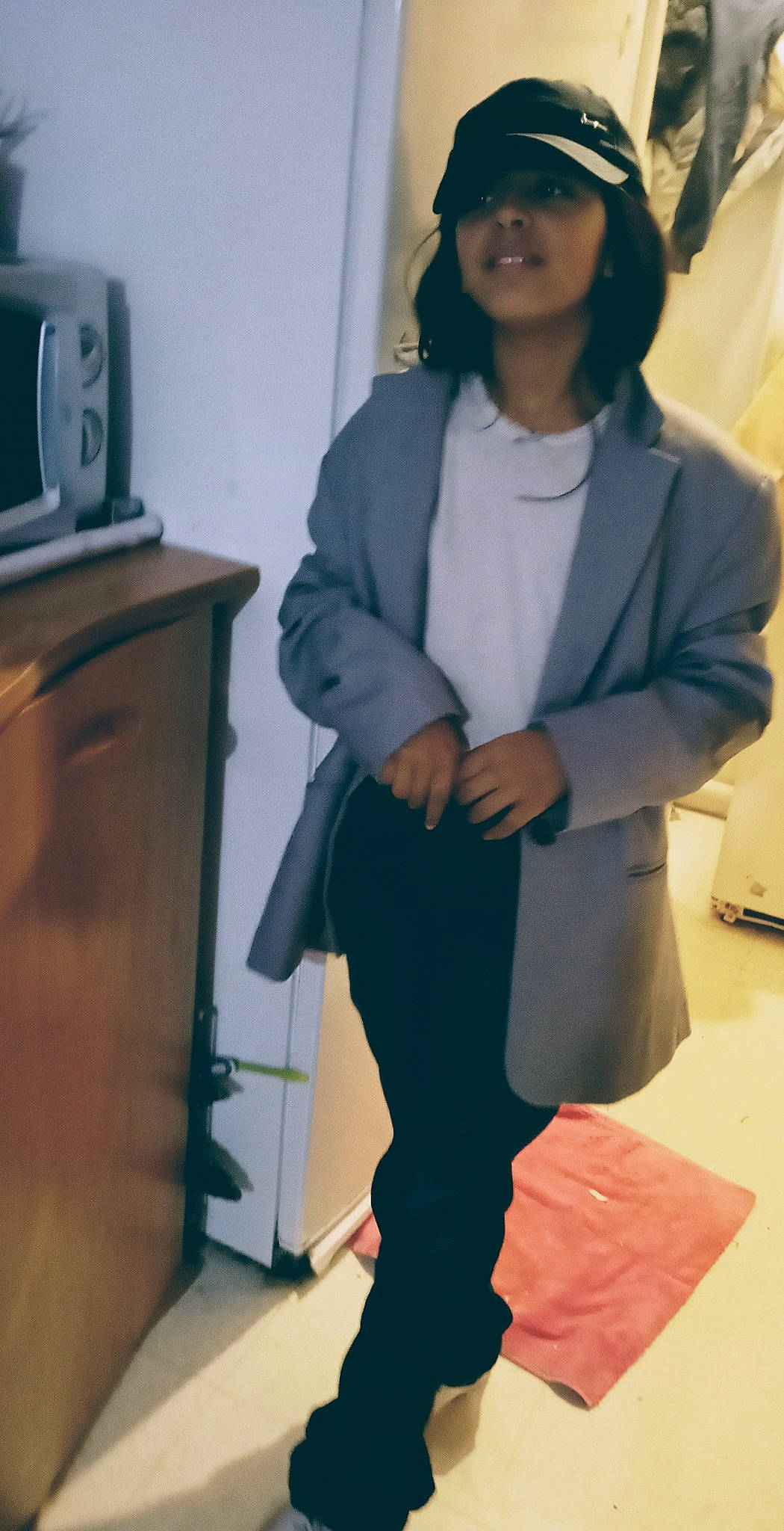 Tounes participe au concours pour gagner de l'argent avec cette photo : active_pants, blazer, button, cabinetry, chest_of_drawers, collar, cupboard, drawer, formal_wear, home_appliance, joy, outerwear, pantsuit, person, pocket, shoulder, sideboard, sleeve, standing, style