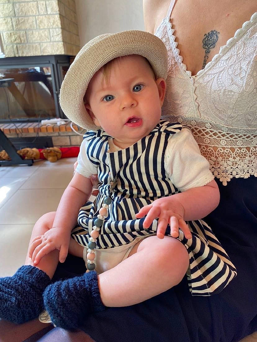 Clary a rejoint le concours — aidez-le/la à gagner de superbes lots ! baby, baby_toddler_clothing, beauty, child, comfort, couch, facial_expression, fashion, happy, hat, headwear, iris, knee, pattern, person, pink, product, sitting, skin, sleeve
