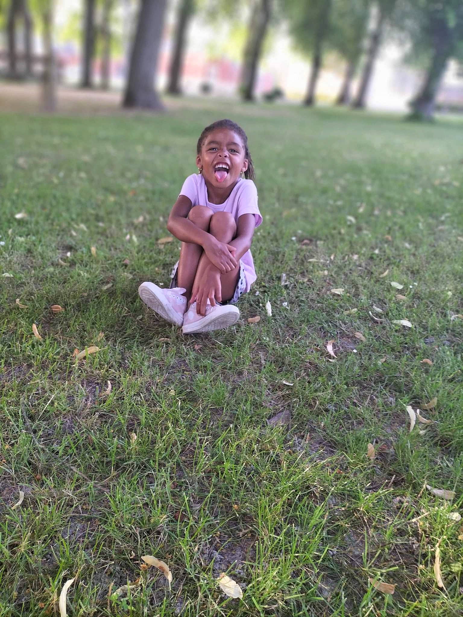 Aliyha participe au concours pour gagner de l'argent avec cette photo : baby, dress, foot, grass, grass_family, grassland, hair, happy, head, lawn, leg, leisure, meadow, people_in_nature, person, petal, plant, smile, sunlight, toddler