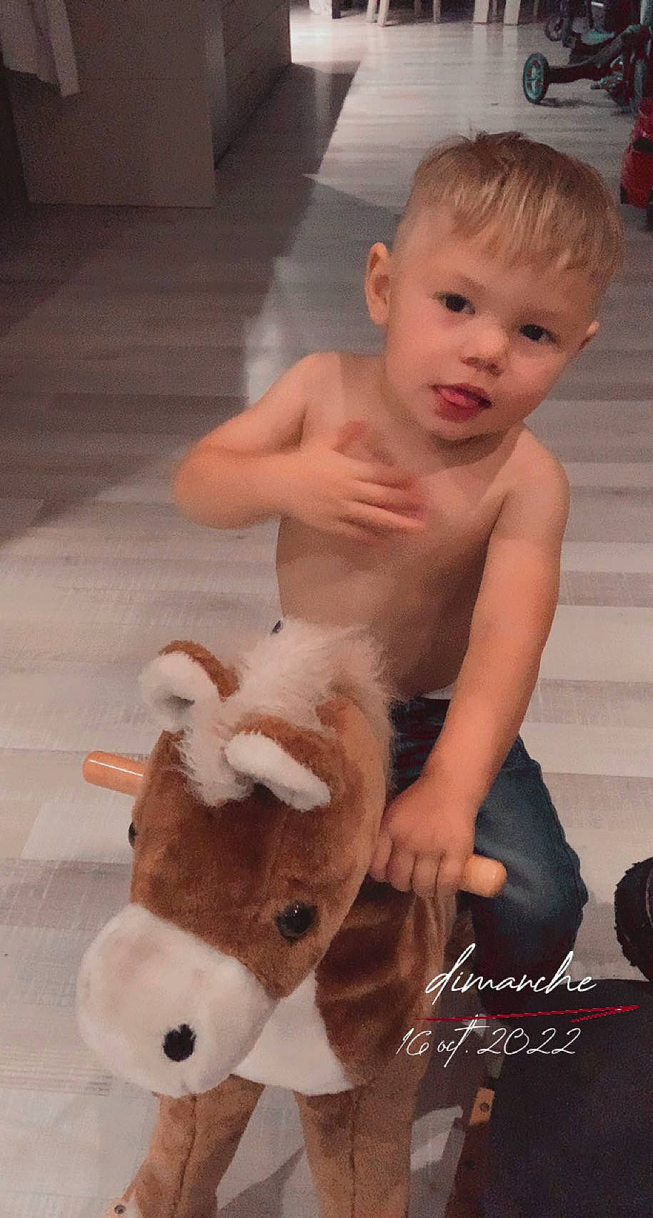 Melvin participe au concours pour gagner de l'argent avec cette photo : barechested, chest, child, companion_dog, fawn, flooring, fun, fur, hand, happy, human_leg, person, photograph, rabbit, rabbits_and_hares, skin, thigh, toddler, toy, trunk