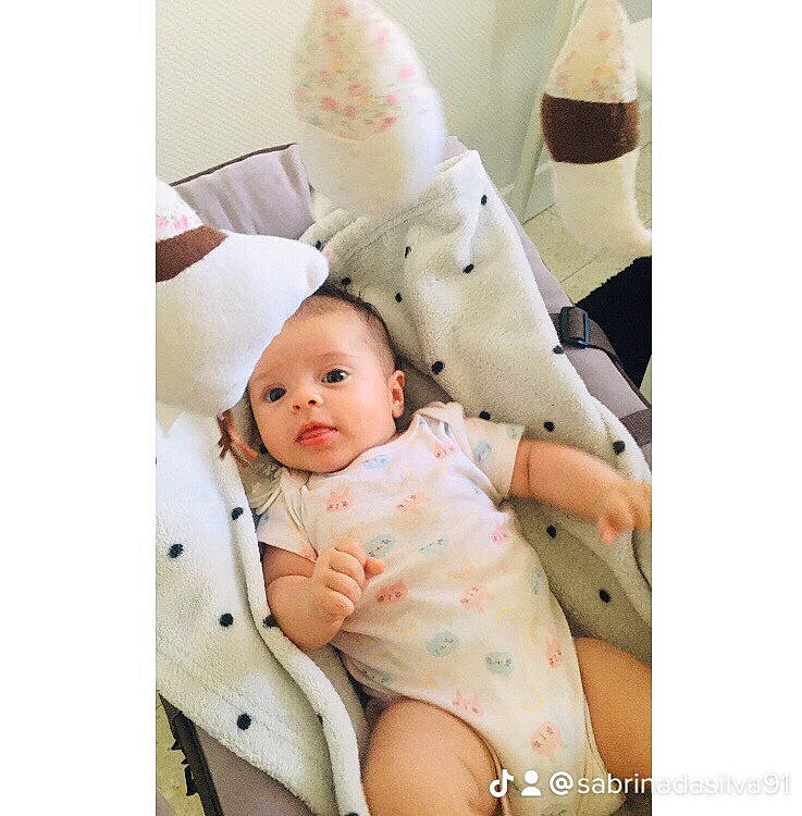 Neïla a rejoint le concours — aidez-le/la à gagner de superbes lots ! abdomen, baby, baby_products, baby_toddler_clothing, cheek, comfort, eye, face, foot, gesture, happy, head, human_body, linens, neck, pattern, person, sitting, sleeve, thigh