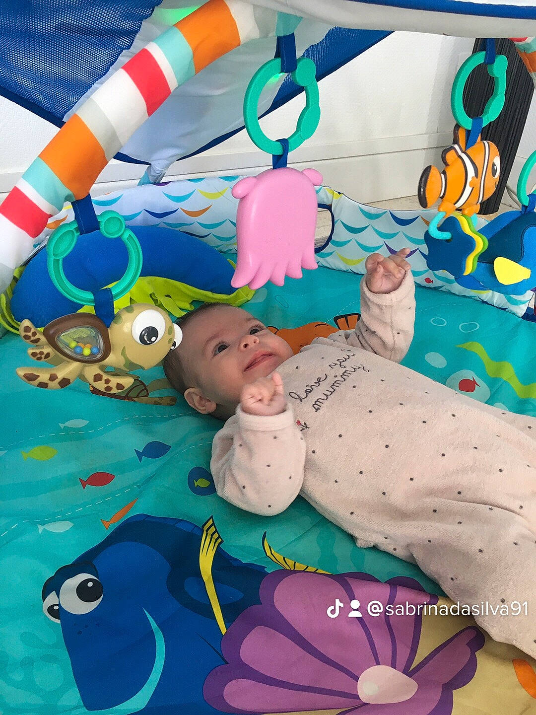 Neïla participe au concours pour gagner de l'argent avec cette photo : aqua, art, azure, baby, baby_products, baby_toddler_clothing, child, facial_expression, fun, happy, illustration, leisure, linens, party_supply, pattern, person, pink, play, textile, toddler