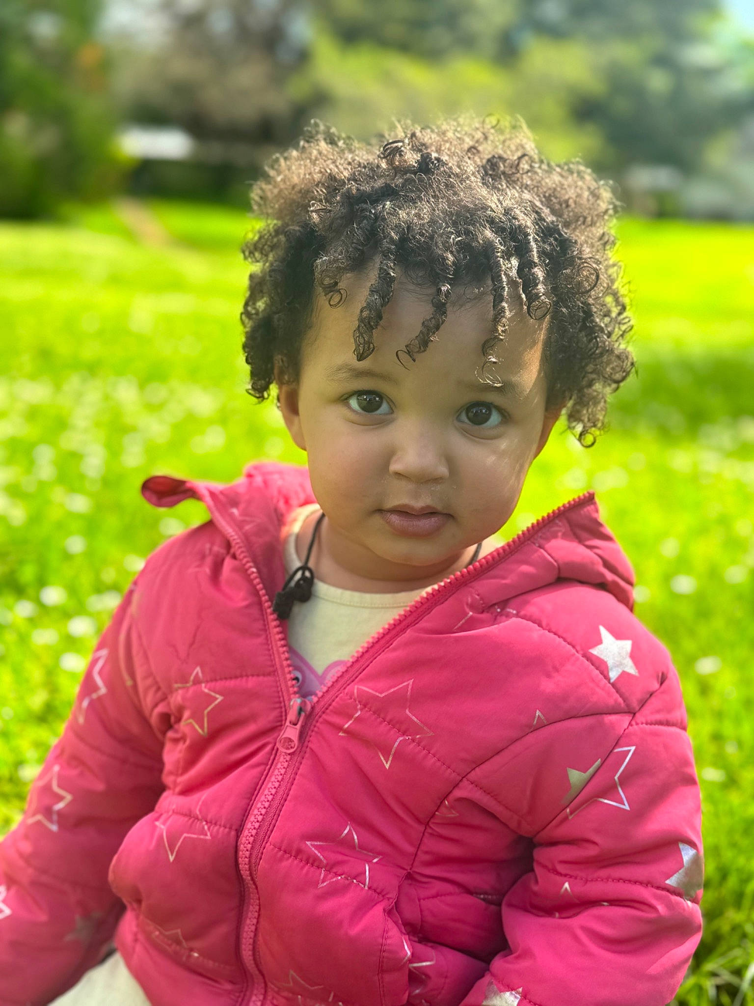 Dorisse a rejoint le concours — aidez-le/la à gagner de superbes lots ! child, eye, fun, grass, grassland, hair, hairstyle, happy, jacket, leisure, magenta, nose, outerwear, people_in_nature, person, plant, play, recreation, sitting, toddler