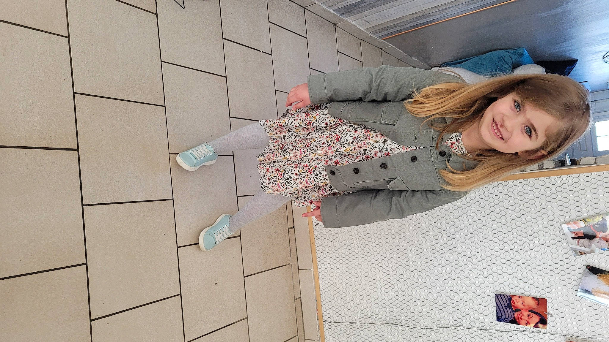 Héloïse a rejoint le concours — aidez-le/la à gagner de superbes lots ! brick, brickwork, cobblestone, design, flooring, happy, human_leg, joy, leisure, linens, pattern, person, room, sitting, sleeve, smile, street_fashion, t_shirt, textile, thigh