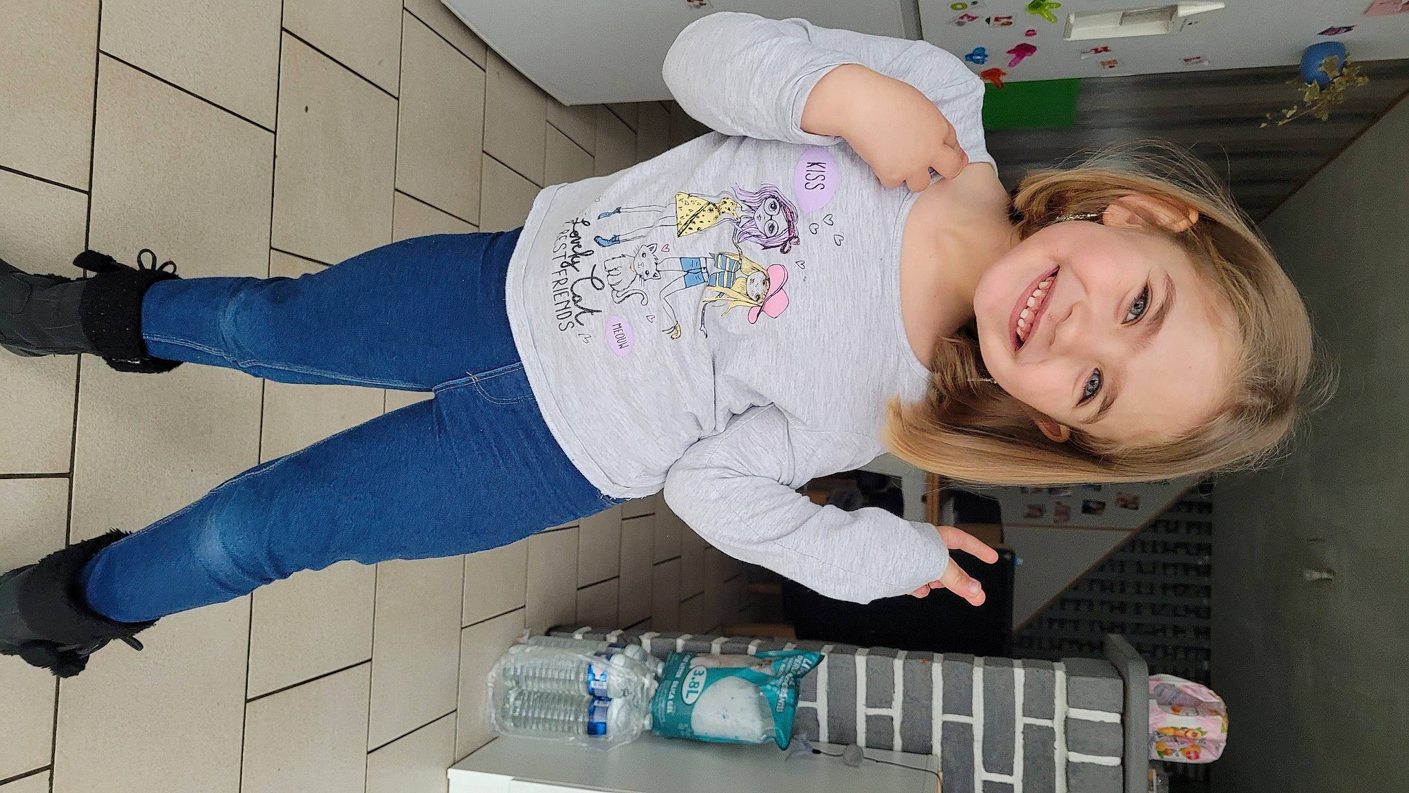Héloïse a rejoint le concours — aidez-le/la à gagner de superbes lots ! beauty, child, denim, electric_blue, fun, happy, human_leg, jeans, joy, knee, leg, mouth, person, sleeve, smile, street_fashion, t_shirt, thigh, toddler, waist