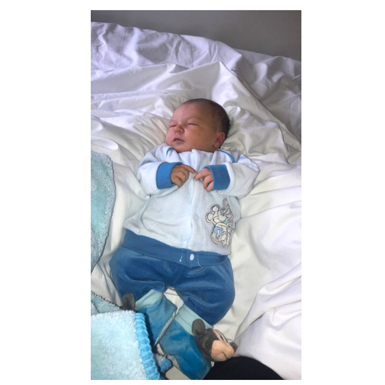 Kalvin participe au concours pour gagner de l'argent avec cette photo : baby, baby_products, child, comfort, linens, person, product, sitting, sleep, textile, toddler, turquoise