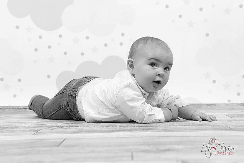 Kalvin participe au concours pour gagner de l'argent avec cette photo : arm, art, baby, baby_toddler_clothing, child, cloud, comfort, crawling, flash_photography, flooring, fun, grass, grey, happy, monochrome, monochrome_photography, person, sitting, stock_photography, surprise