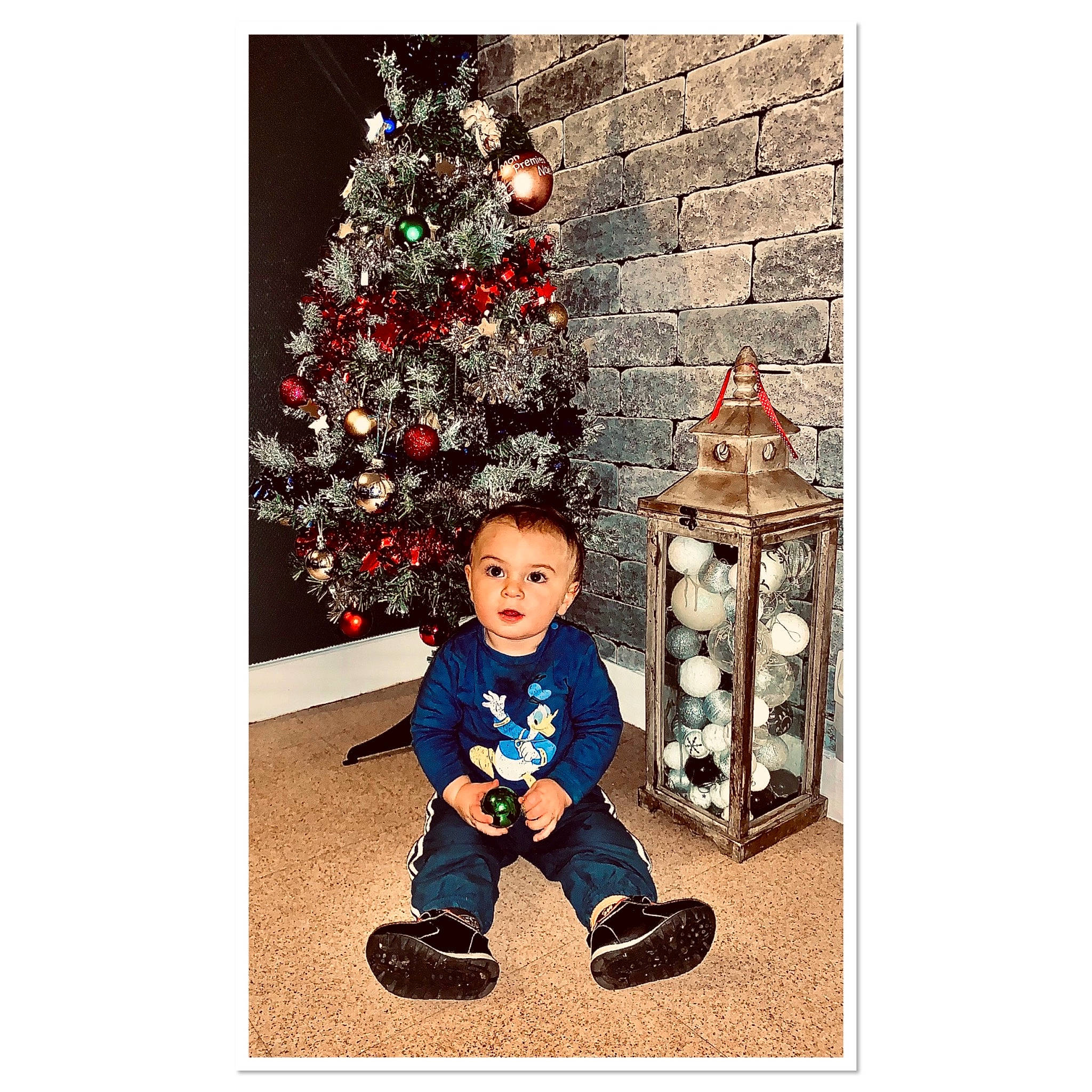 Kalvin participe au concours pour gagner de l'argent avec cette photo : baby, baby_toddler_clothing, child, christmas_decoration, christmas_ornament, christmas_tree, conifer, event, fictional_character, happy, holiday, holiday_ornament, mammal, ornament, person, rectangle, sitting, sleeve, toddler, tree