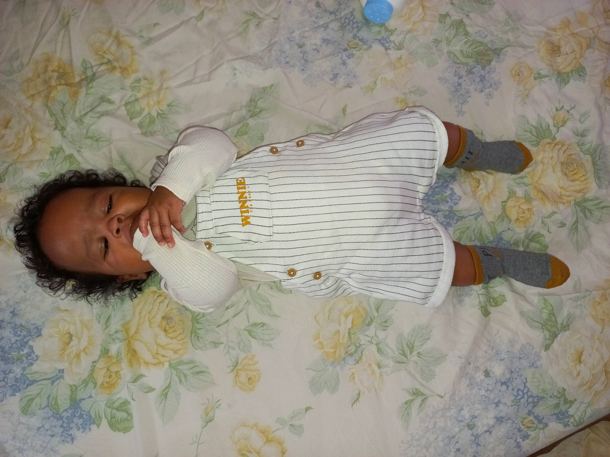 Daryl a rejoint le concours — aidez-le/la à gagner de superbes lots ! art, baby, baby_products, baby_toddler_clothing, child, flooring, grass, headgear, illustration, linens, organism, painting, paper, pattern, person, room, textile, toddler, visual_arts, wood