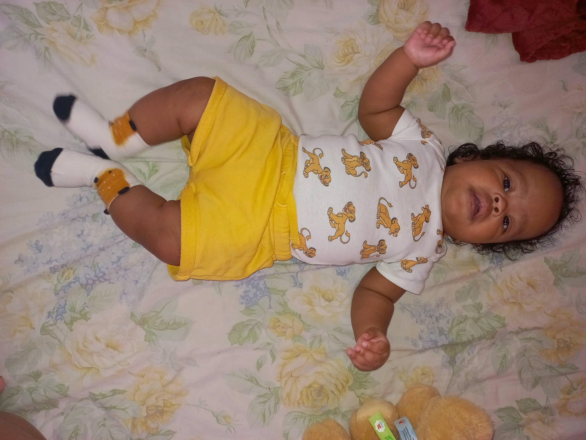 Daryl a rejoint le concours — aidez-le/la à gagner de superbes lots ! baby, baby_products, baby_toddler_clothing, bedtime, child, comfort, finger, flooring, fun, happy, human_body, human_leg, leg, linens, pattern, person, room, skin, textile, thigh