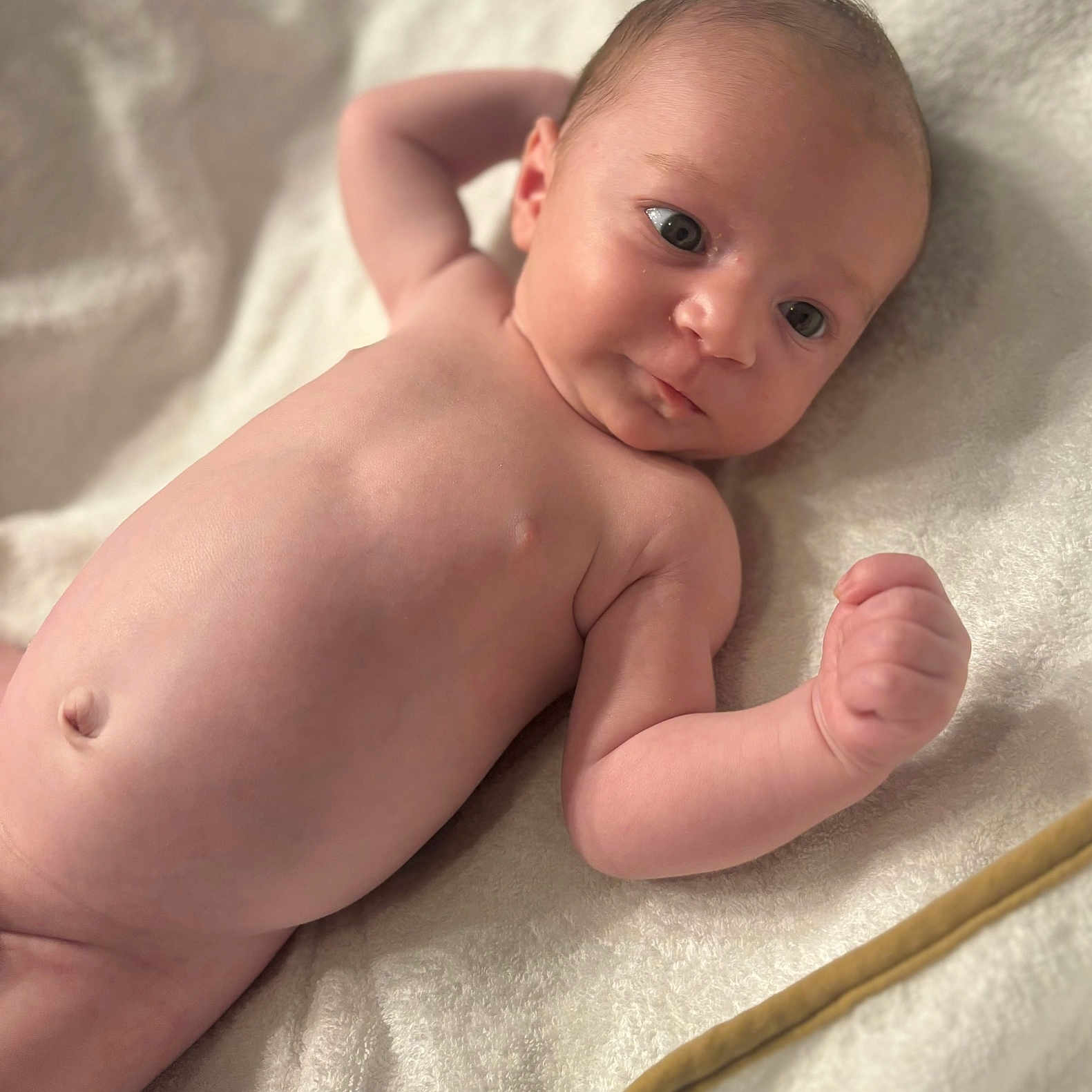 Seiya participe au concours pour gagner de l'argent avec cette photo : arm, baby, blanket, closeup, curious, expression, face, fist, hand, head, human, indoors, infant, lying_down, naked, newborn, portrait, resting, skin, soft