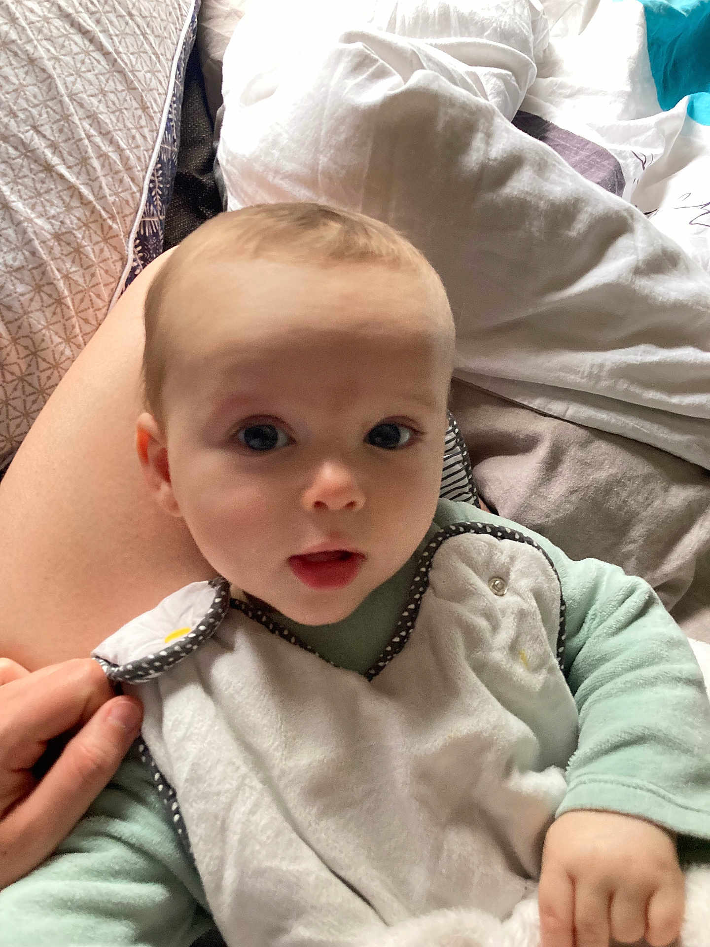 Lucien participe au concours pour gagner de l'argent avec cette photo : baby, infant, child, face, hand, bib, clothing, bed, blanket, pillow, person, indoor, cute, expression, young, skin, head, eyes, mouth, comfort