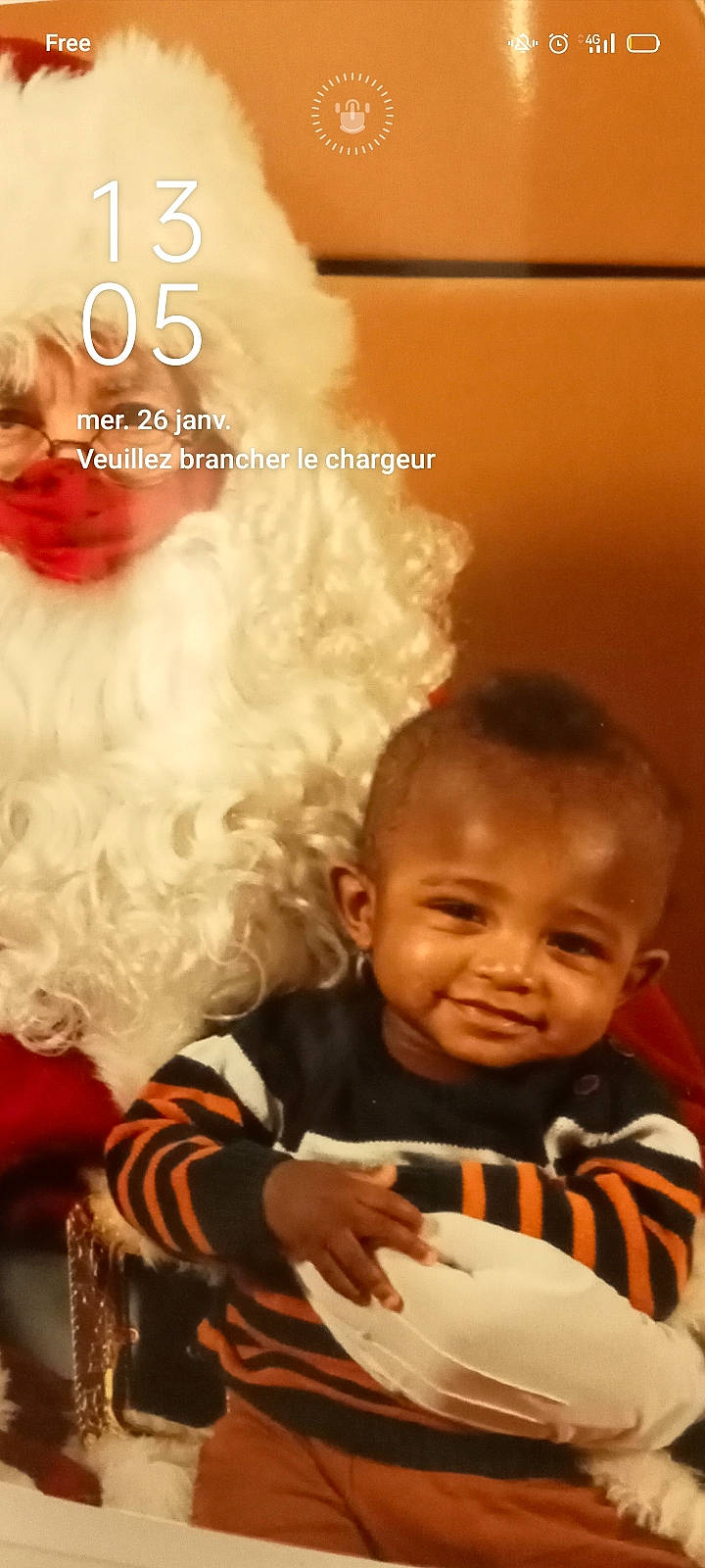 Lenny a rejoint le concours — aidez-le/la à gagner de superbes lots ! baby, baby_toddler_clothing, cheek, child, christmas, christmas_eve, christmas_ornament, event, fictional_character, font, fun, happy, hat, head, holiday, joy, lap, person, photo_caption, santa_claus