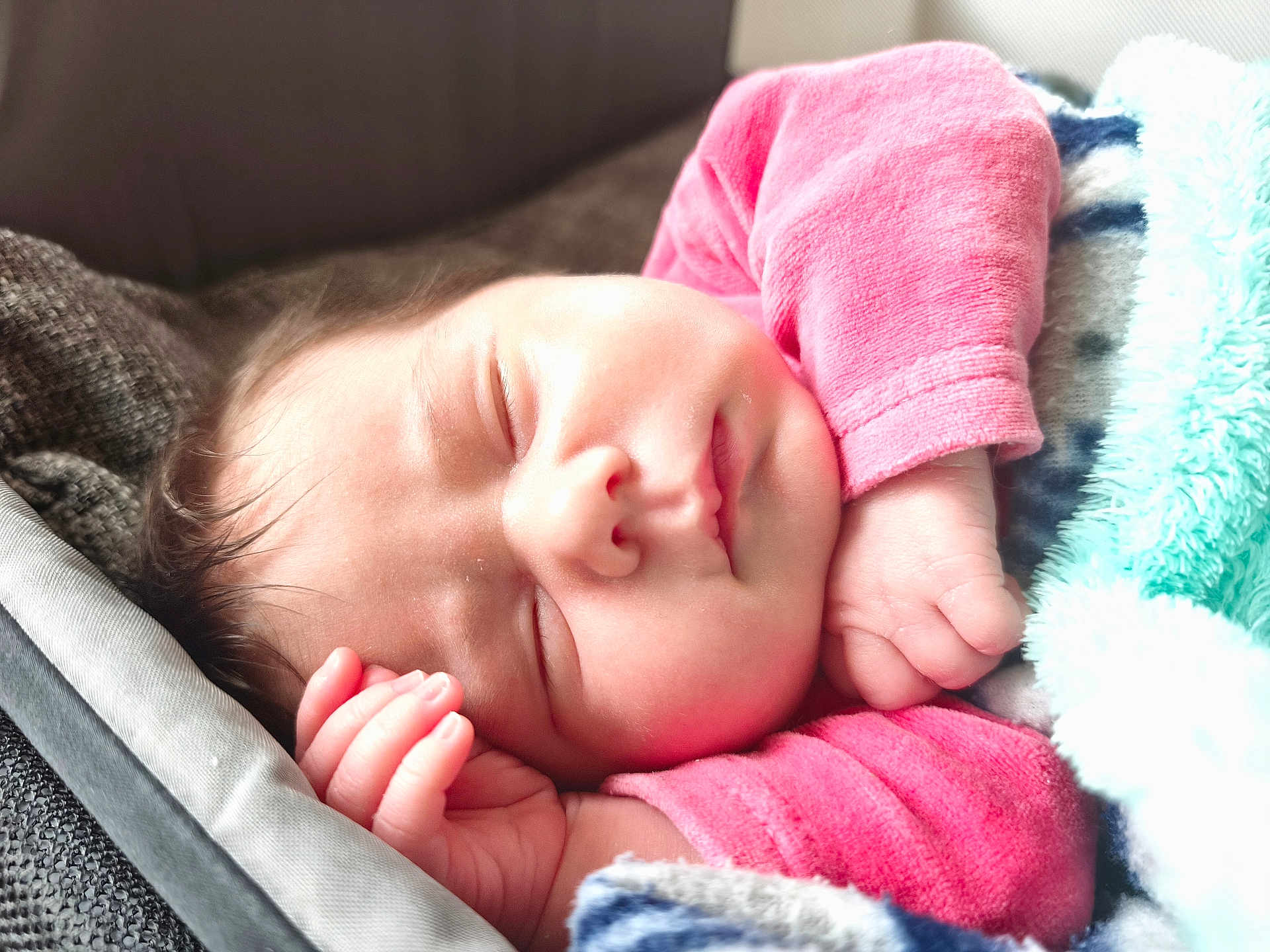 Mahona participe au concours pour gagner de l'argent avec cette photo : baby, sleeping, blanket, pink_clothing, infant, face, hand, cozy, resting, soft_light, cute, peaceful, newborn, skin, fingers, portrait, closeup, indoors, child, relaxation