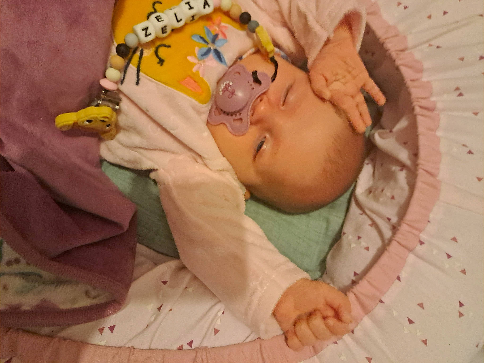 Zelia participe au concours pour gagner de l'argent avec cette photo : baby, baby_products, baby_safety, baby_sleeping, baby_toddler_clothing, bedding, bedtime, cheek, child, circle, comfort, hat, headgear, hospital, infant_bed, linens, peach, person, sleep, thumb