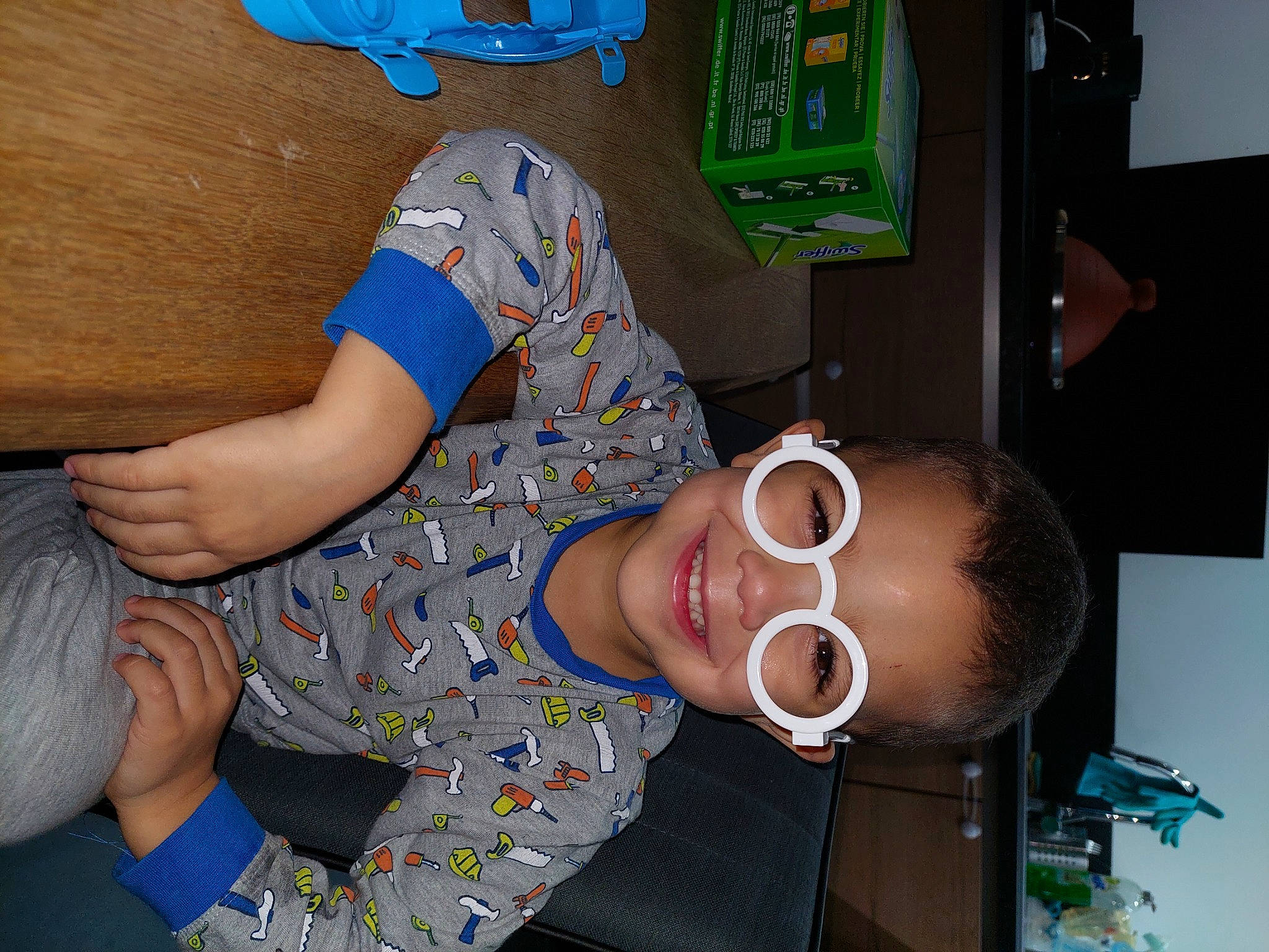 Mounir participe au concours pour gagner de l'argent avec cette photo : child, elbow, eyewear, finger, foot, fun, green, hat, human_leg, joy, leisure, mouth, nail, person, room, sitting, smile, sock, thigh, thumb