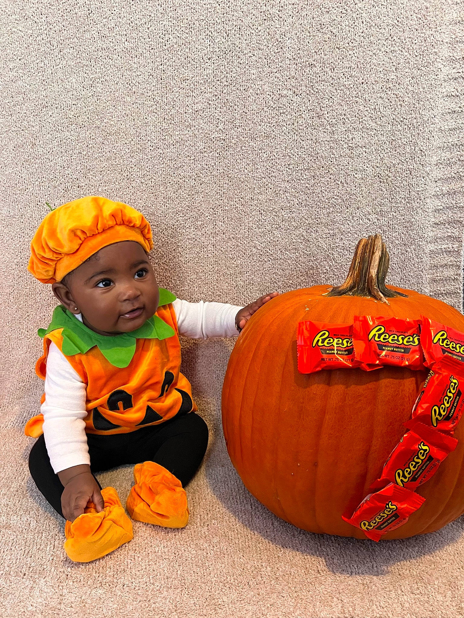 Ani is registered to the contest to win money with this photo: _and_melon_family, _gourd, baby, baby_toddler_clothing, calabaza, cucumber, cucurbita, fruit, gourd, happy, hat, headwear, local_food, natural_foods, orange, person, plant, produce, pumpkin, sitting
