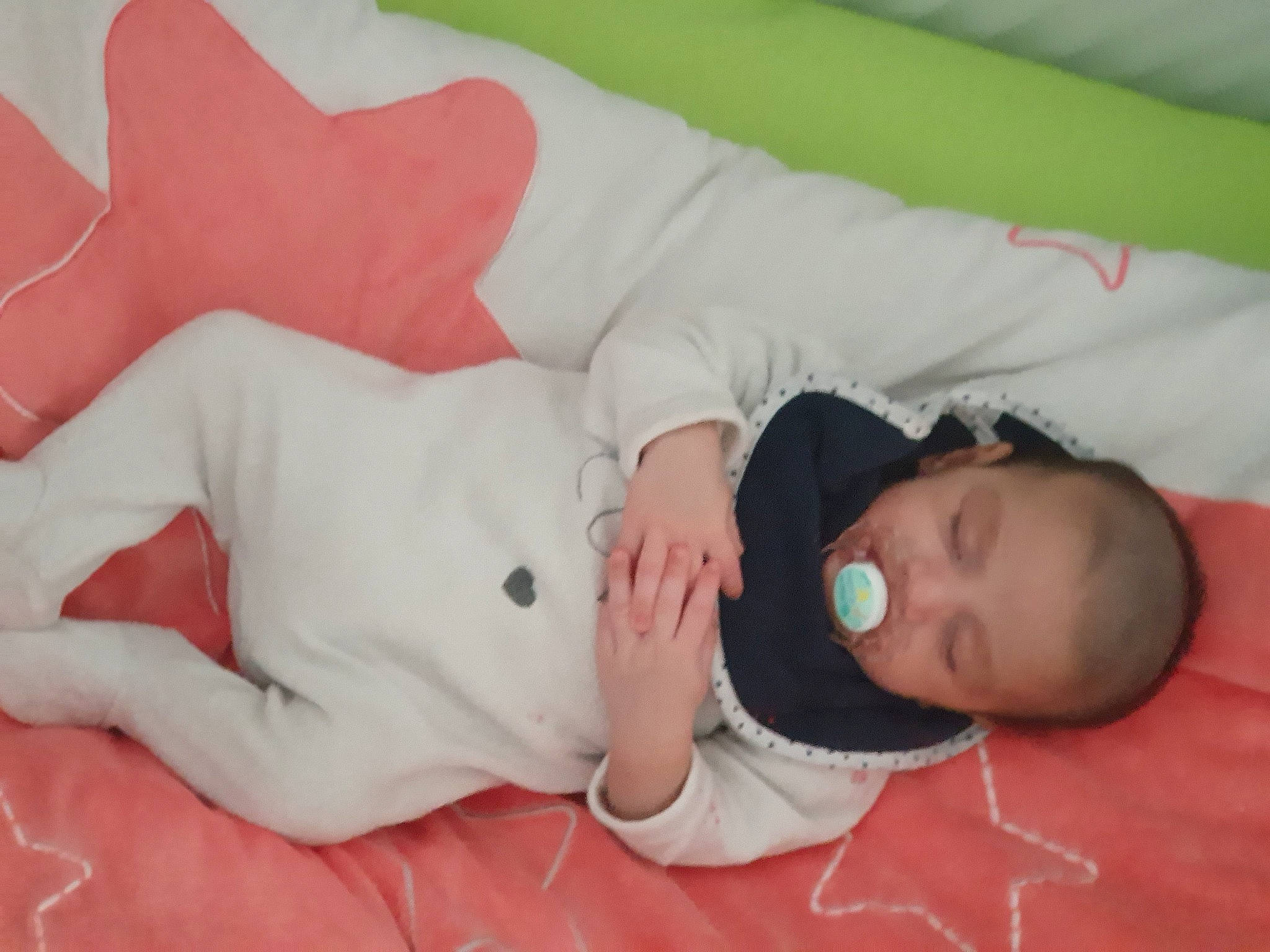 Louay participe au concours pour gagner de l'argent avec cette photo : baby, baby_sleeping, baby_toddler_clothing, bed, carmine, child, comfort, elbow, face, finger, head, human_leg, leg, linens, person, room, skin, sleeve, textile, thigh
