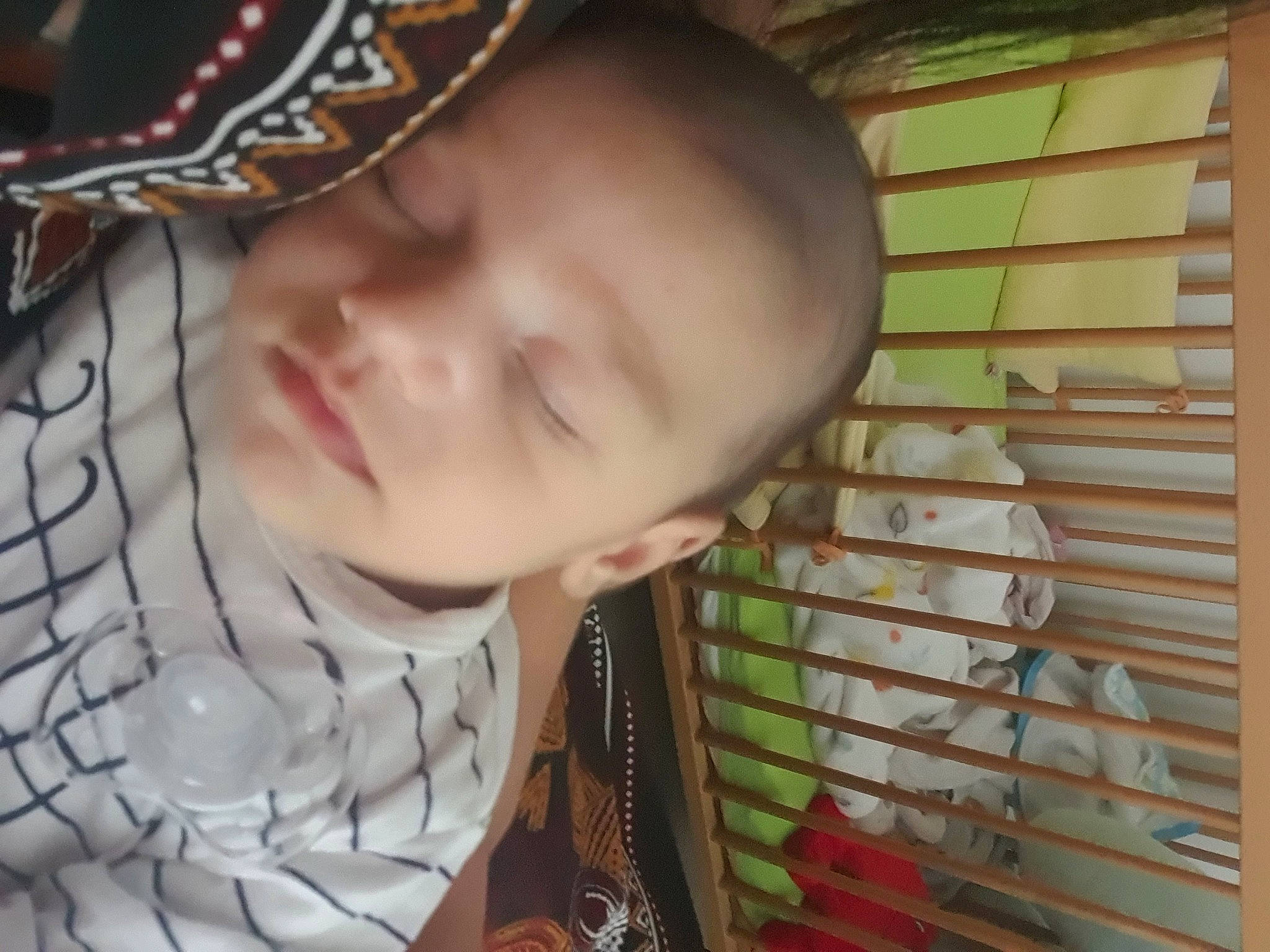 Louay participe au concours pour gagner de l'argent avec cette photo : cheek, chin, eye, eyelash, face, facial_expression, head, human_body, iris, lip, mammal, neck, nose, organ, person, skin, smile, textile, toddler, vertebrate