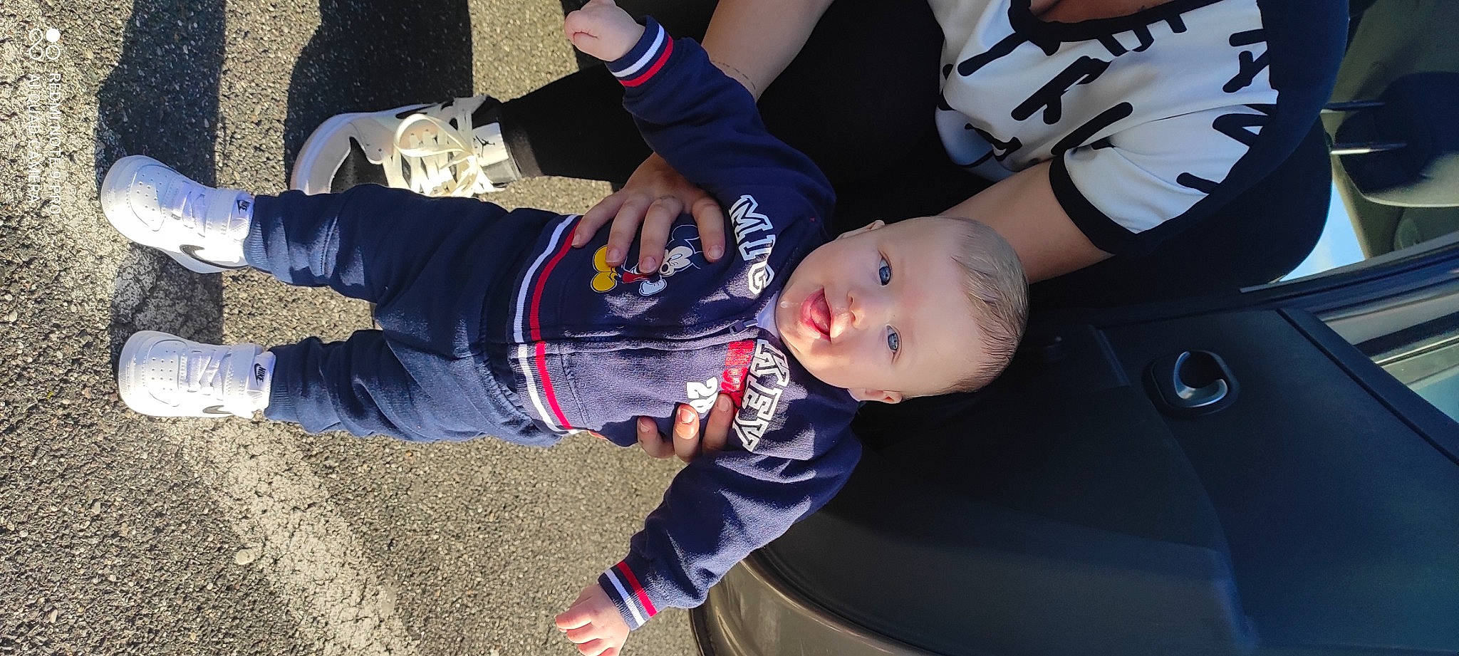 Kinsley a rejoint le concours — aidez-le/la à gagner de superbes lots ! auto_part, automotive_exterior, automotive_tire, baby, baby_products, child, event, fun, grass, luxury_vehicle, person, plant, recreation, sitting, sneakers, t_shirt, tire, toddler, tree, vehicle_door