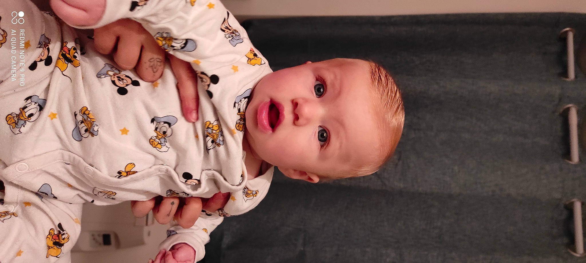 Kinsley a rejoint le concours — aidez-le/la à gagner de superbes lots ! baby, baby_products, baby_toddler_clothing, cheek, child, collar, eye, eyelash, flooring, fun, happy, head, iris, lip, mouth, nose, person, skin, sleeve, surprise