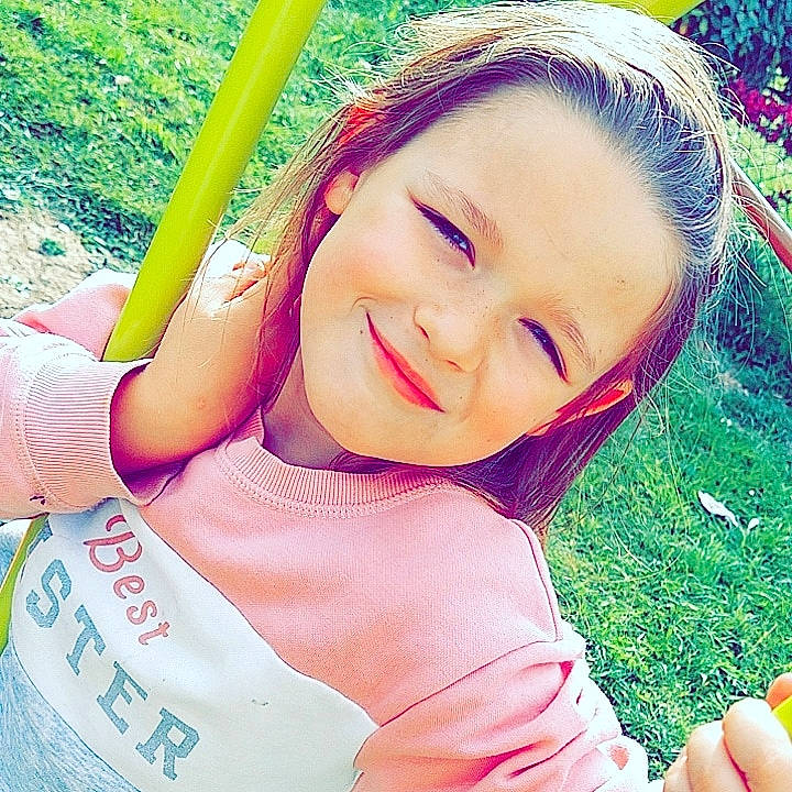 Lea participe au concours pour gagner de l'argent avec cette photo : arm, beauty, child, cool, eye, fun, grass, hand, happy, joy, lip, nose, outdoor_play_equipment, person, pink, play, selfie, skin, smile, summer