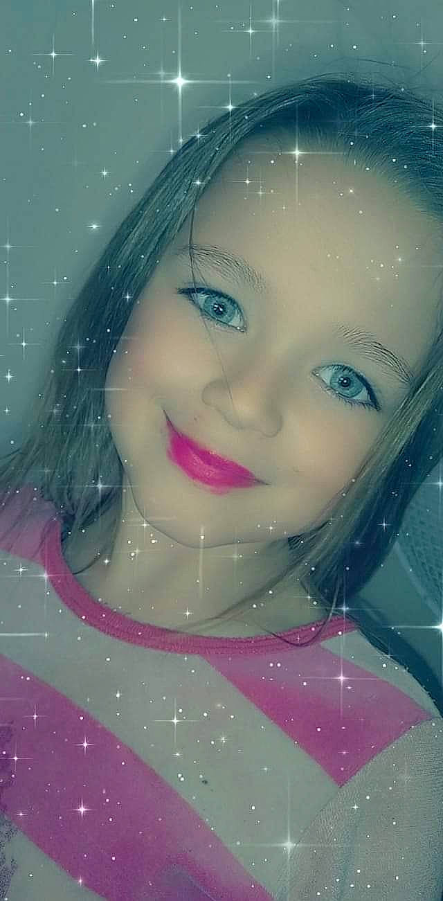 Lea a rejoint le concours — aidez-le/la à gagner de superbes lots ! beauty, cheek, chin, close_up, eye, eyebrow, eyelash, face, forehead, fun, hair, head, iris, joy, lip, nose, person, photography, pink, selfie