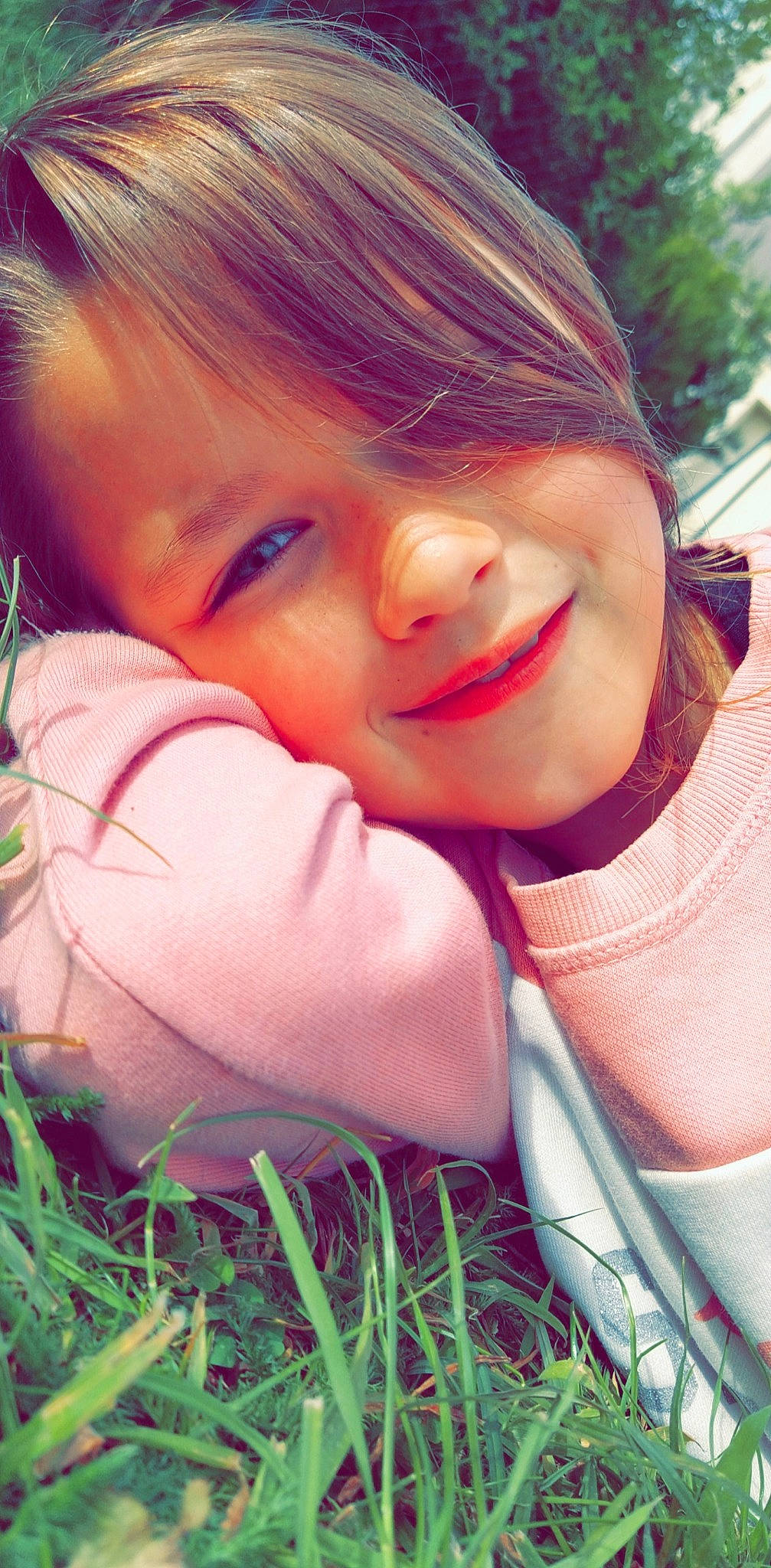 Lea participe au concours pour gagner de l'argent avec cette photo : beauty, cheek, child, chin, cool, eye, face, facial_expression, forehead, fun, grass, hair, happy, head, joy, lip, mouth, nose, person, skin