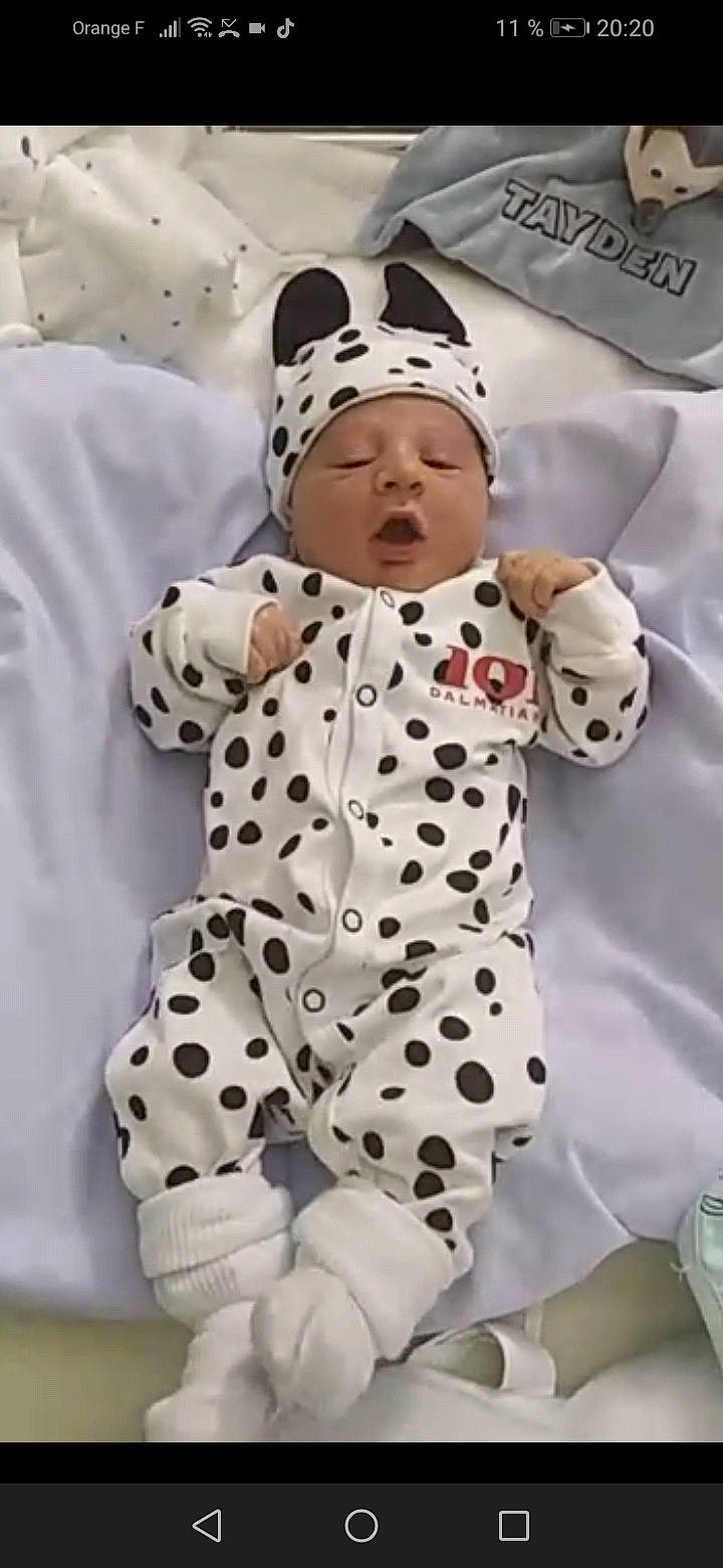 Tayden a rejoint le concours — aidez-le/la à gagner de superbes lots ! baby, baby_toddler_clothing, cap, carmine, child, fashion_design, hat, headwear, pattern, person, polka_dot, sleeve, textile, thumb, toddler, white