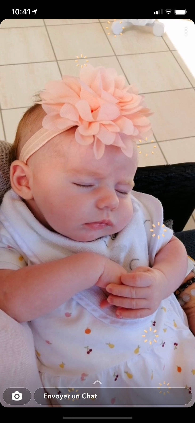 Salomé participe au concours pour gagner de l'argent avec cette photo : arm, baby, baby_toddler_clothing, cap, cheek, child, eyebrow, face, facial_expression, finger, flower, hand, hat, headband, headpiece, headwear, jewellery, lip, person, pink