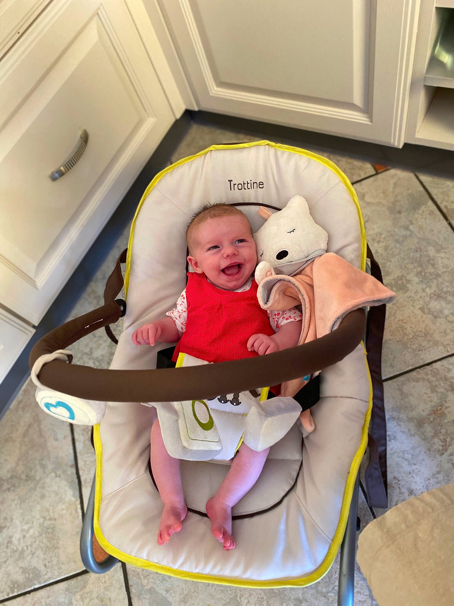 Salomé participe au concours pour gagner de l'argent avec cette photo : baby, baby_carriage, baby_products, baby_safety, baby_toddler_clothing, baby_toys, bag, cabinetry, car_seat, chair, comfort, flooring, infant_bed, laundry_basket, person, room, sitting, smile, toddler, toy