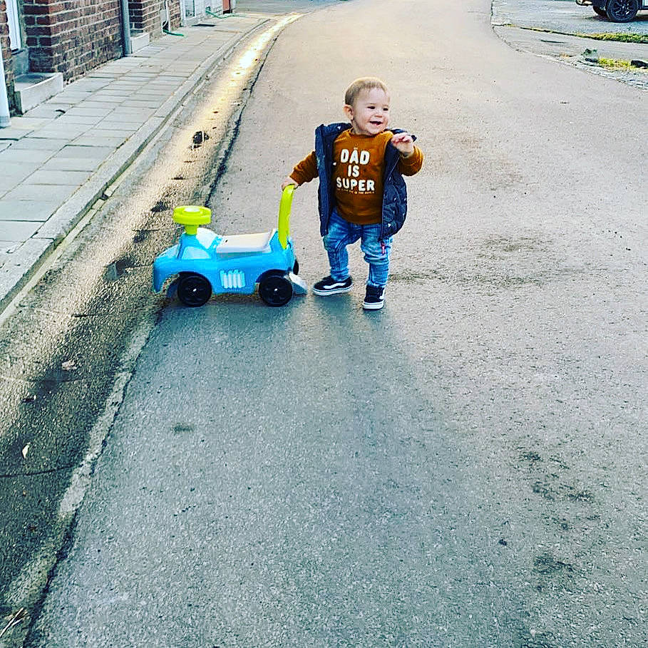 Yliano participe au concours pour gagner de l'argent avec cette photo : asphalt, automotive_tire, automotive_wheel_system, city, fun, helmet, line, mode_of_transport, motor_vehicle, person, recreation, riding_toy, road, road_surface, rolling, sidewalk, tar, tire, toddler, vehicle