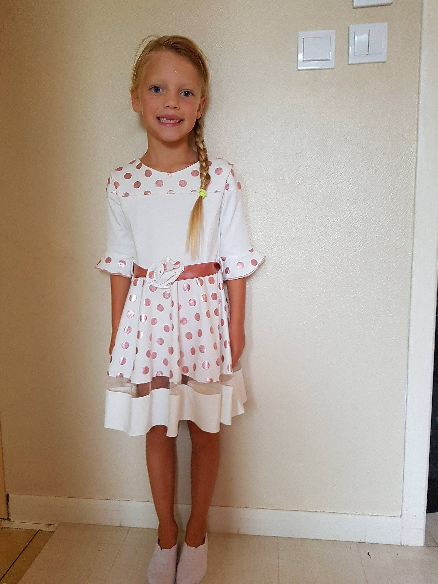 Iliana a rejoint le concours — aidez-le/la à gagner de superbes lots ! abdomen, child, clothing, day_dress, design, dress, girl, joint, joy, outerwear, pattern, person, plaid, polka_dot, shoe, shorts, shoulder, sleeve, textile, top