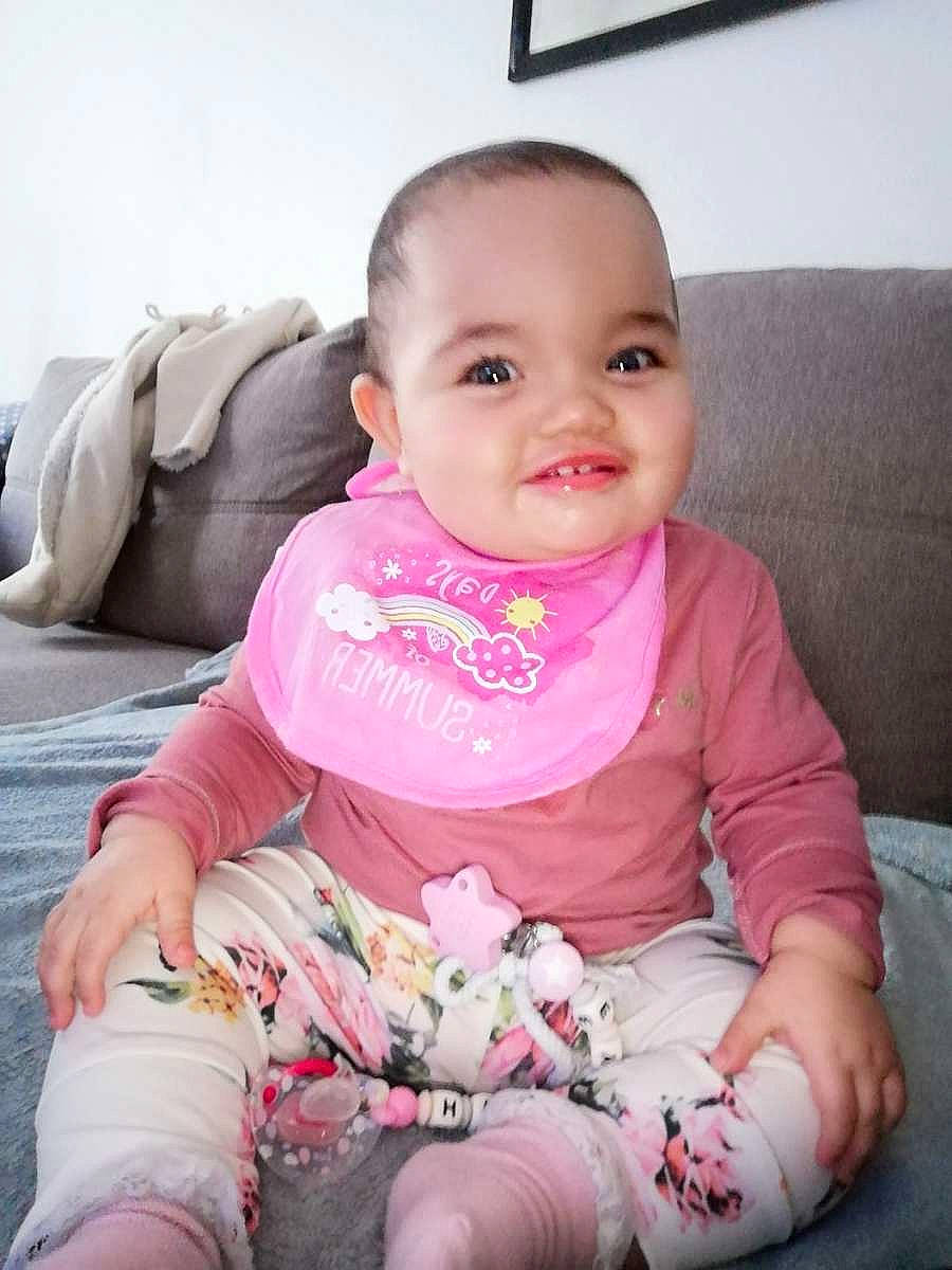 Iliana participe au concours pour gagner de l'argent avec cette photo : arm, baby, baby_toddler_clothing, cheek, child, clothing, comfort, eye, facial_expression, fun, happy, joy, lip, person, pink, product, skin, sleeve, smile, t_shirt