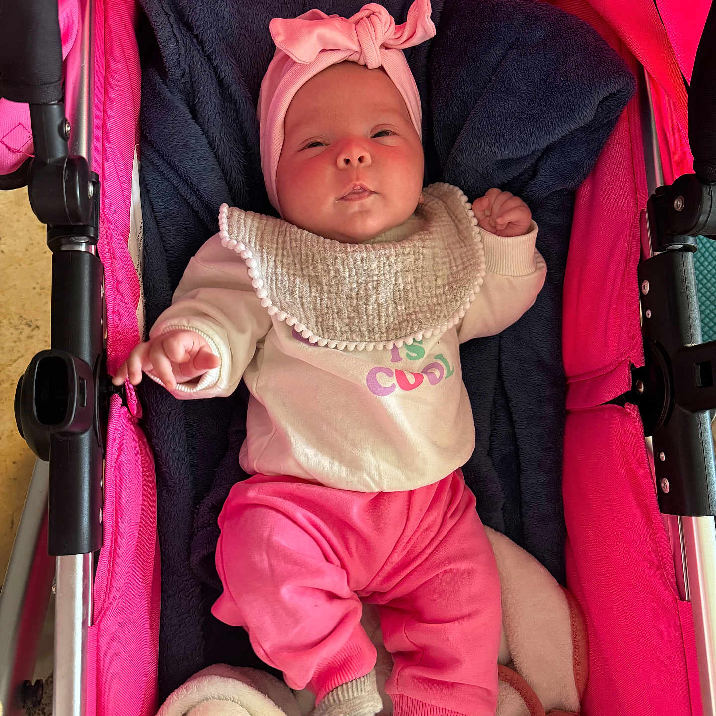 Mya a rejoint le concours — aidez-le/la à gagner de superbes lots ! baby, baby_girl, baby_wear, bib, blanket, child, cute, fabric, face, headband, indoor, infant, person, pink_clothing, portrait, resting, seat, socks, soft, stroller