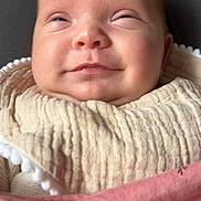 Mya participe au concours pour gagner de l'argent avec cette photo : baby, face, smile, close_up, blanket, cozy, infant, cute, wrapped, skin, expression, head, indoors, soft_light, person, newborn, child, warm, happy, portrait
