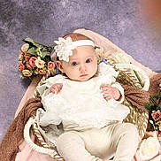 Elyana a rejoint le concours — aidez-le/la à gagner de superbes lots ! adorable, baby, basket, child, cozy, cute, decorative, flower_arrangement, flowers, headband, indoors, infant, looking_at_camera, newborn, portrait, seated, soft_fabric, soft_lighting, wearing_headband, white_clothing