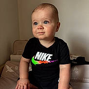 Angelo a rejoint le concours — aidez-le/la à gagner de superbes lots ! baby, background, black_clothing, blue_eyes, casual, child, cute, expression, face, furniture, hands, indoors, infant, nike_logo, person, portrait, short_hair, sitting, skin, soft_lighting