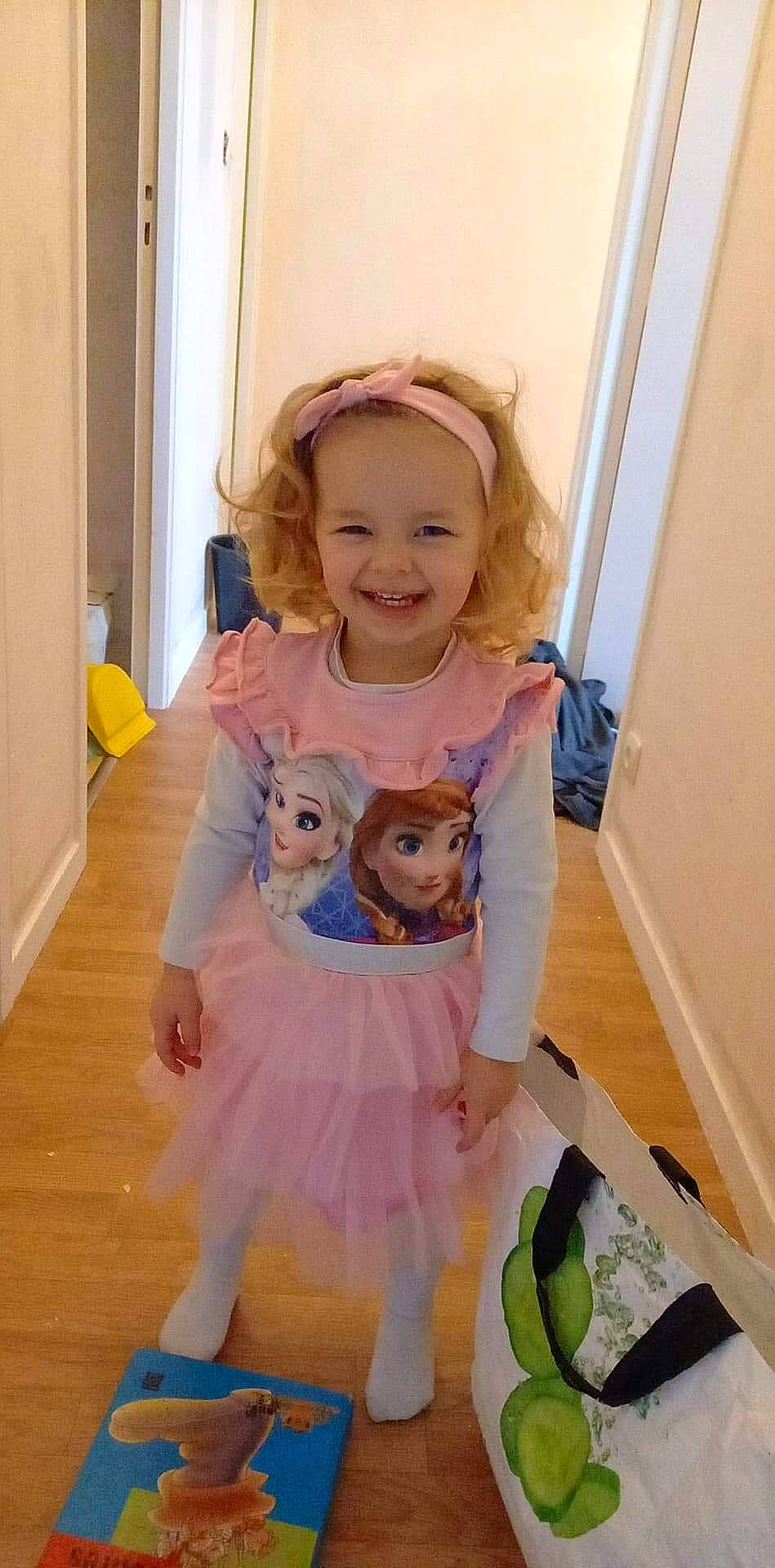 Inaya a rejoint le concours — aidez-le/la à gagner de superbes lots ! baby, baby_products, baby_toddler_clothing, baby_toys, blond, child, embellishment, fictional_character, hair_accessory, headwear, joy, laminate_flooring, mouth, mythical_creature, person, product, toddler, toy, wood_flooring