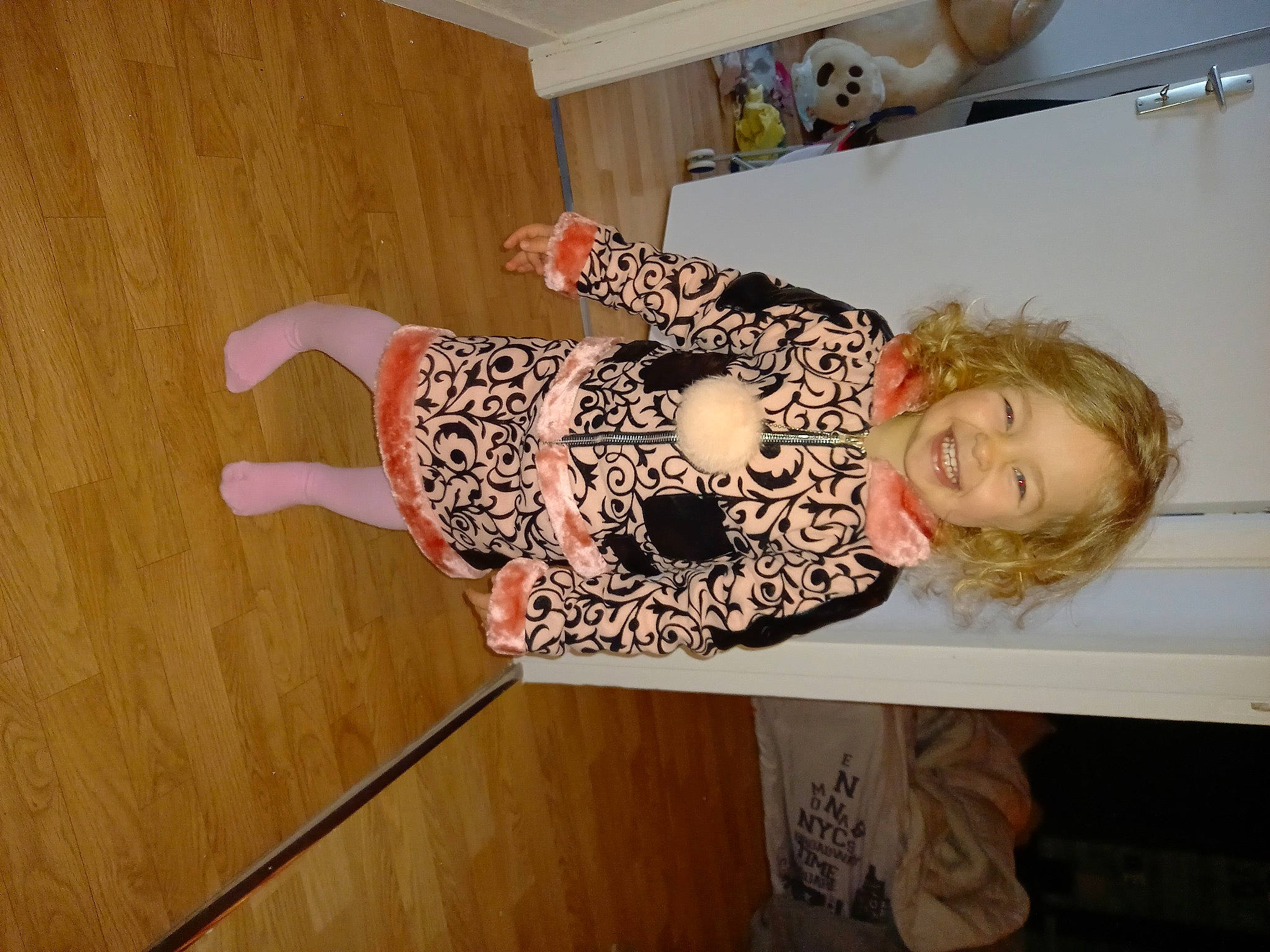 Inaya a rejoint le concours — aidez-le/la à gagner de superbes lots ! balance, blond, elbow, floor, flooring, hardwood, head, joint, joy, laminate_flooring, peach, person, varnish, waist, wood_flooring, wrist