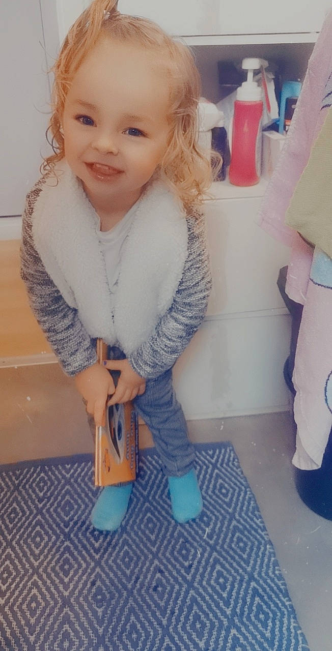 Inaya participe au concours pour gagner de l'argent avec cette photo : baby, baby_toddler_clothing, blond, child, child_model, eye, household_supply, joy, laugh, long_sleeved_t_shirt, mouth, nose, paper, paper_towel, person, plastic, toddler, toilet_paper