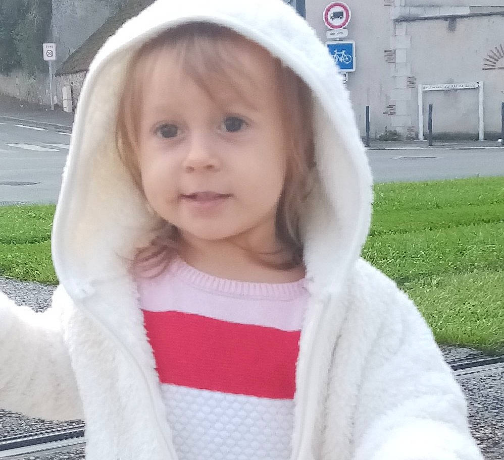 Zayane participe au concours pour gagner de l'argent avec cette photo : baby_toddler_clothing, bonnet, child, child_model, hood, lip, mouth, person, portrait_photography, sweater, toddler