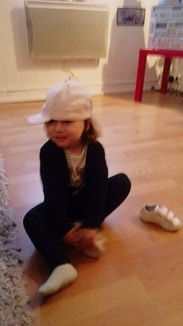 Zayane participe au concours pour gagner de l'argent avec cette photo : child, fashion_accessory, floor, flooring, foot, fun, hardwood, headwear, joint, knee, laminate_flooring, leg, mammal, person, sitting, sleeve, standing, toddler, varnish, wood