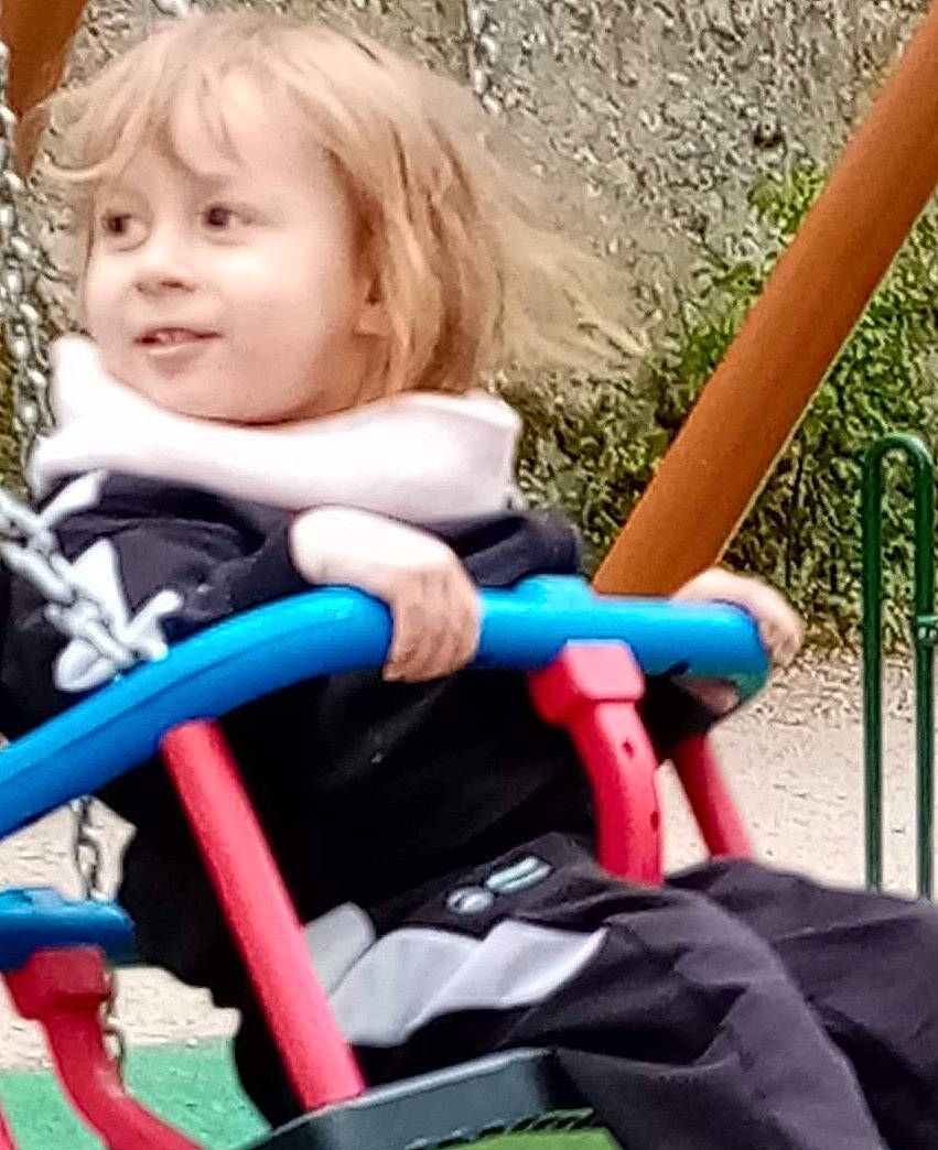 Zayane participe au concours pour gagner de l'argent avec cette photo : baby, baby_carriage, baby_products, baby_toddler_clothing, child, electric_blue, fun, grass, happy, leisure, outdoor_play_equipment, people_in_nature, person, photograph, play, playground, public_space, recreation, sitting, smile